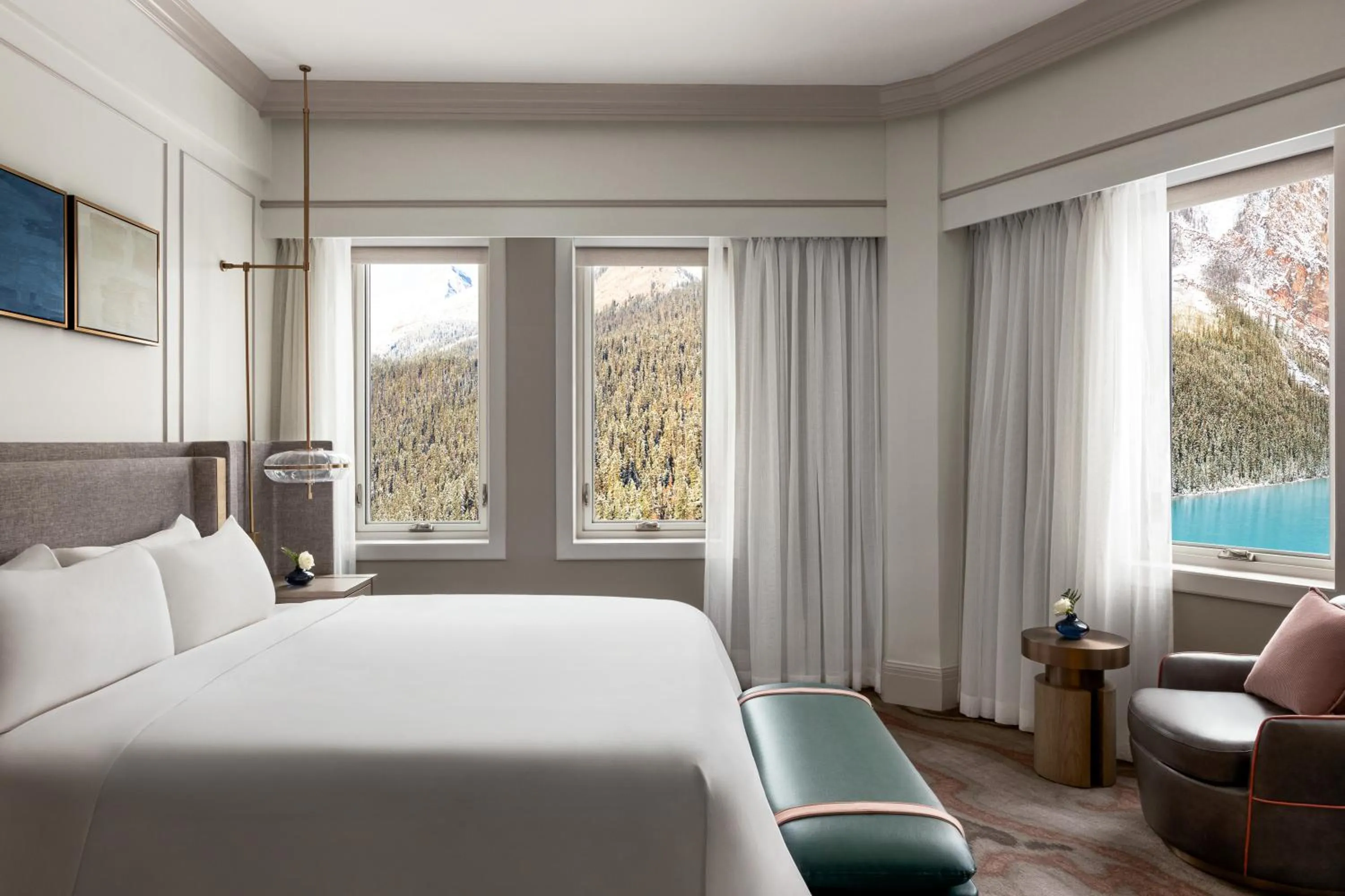 Bed in Fairmont Château Lake Louise