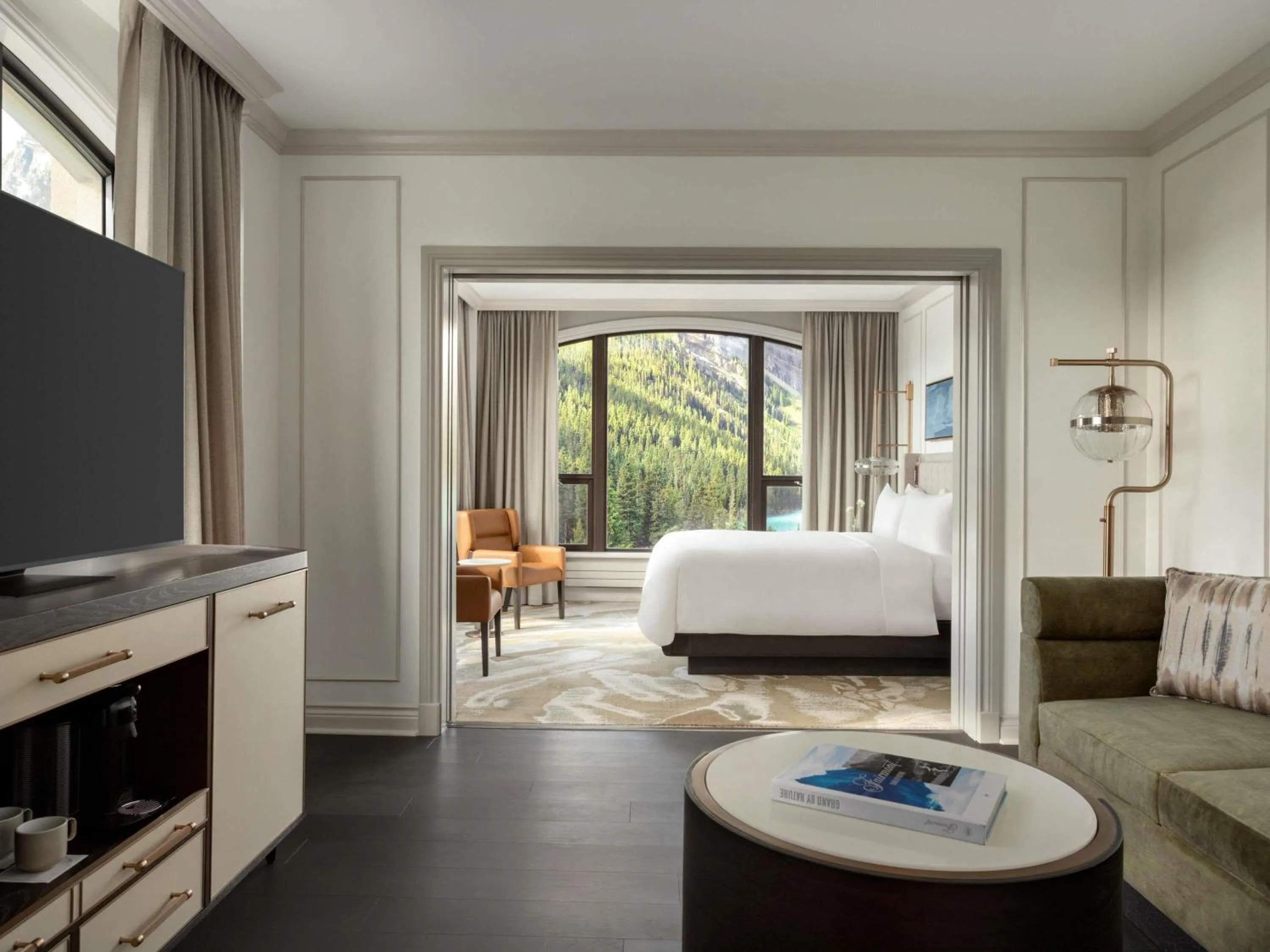 Bedroom, Bed in Fairmont Château Lake Louise