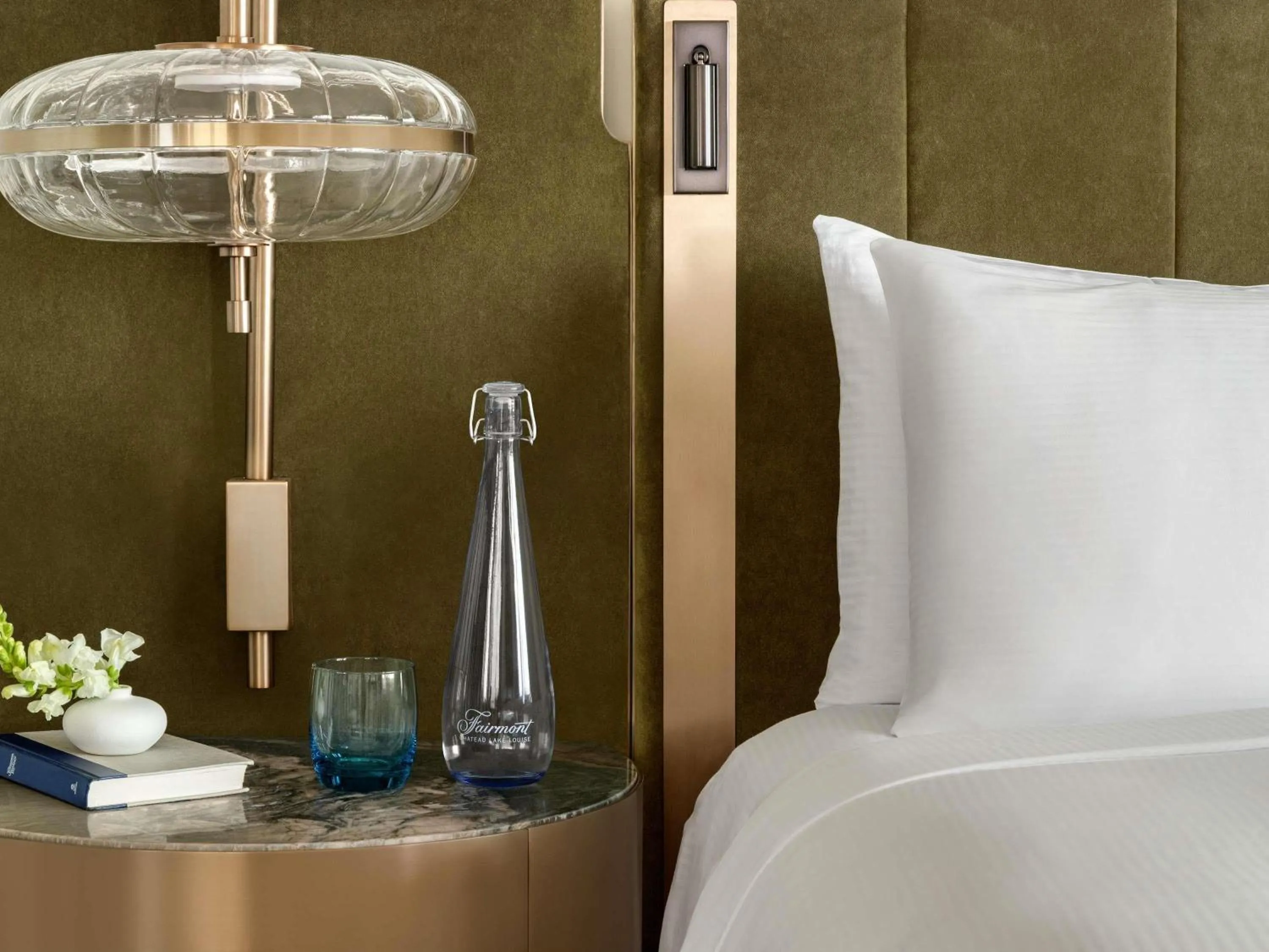 Bedroom, Bed in Fairmont Château Lake Louise