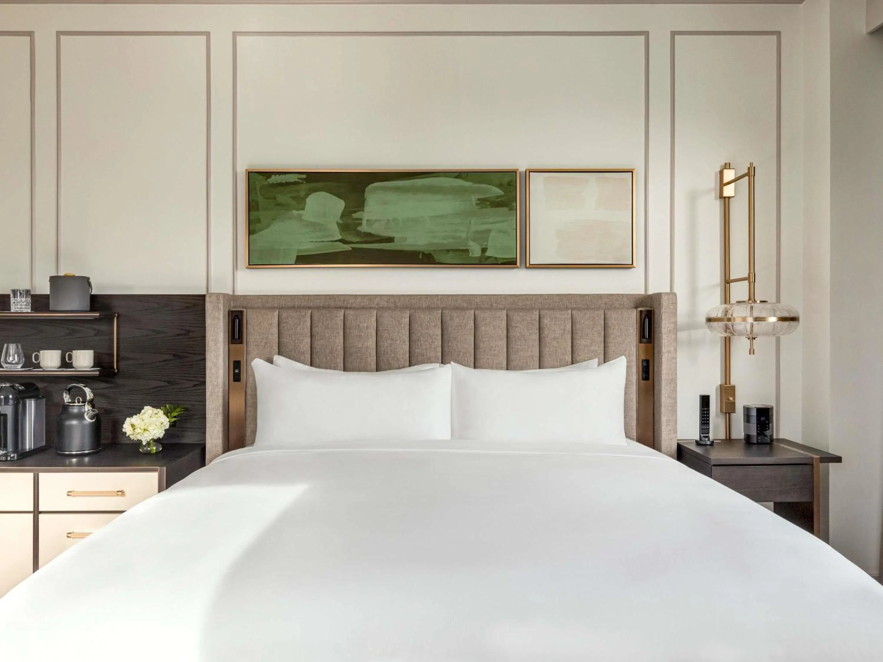 Bedroom, Bed in Fairmont Château Lake Louise