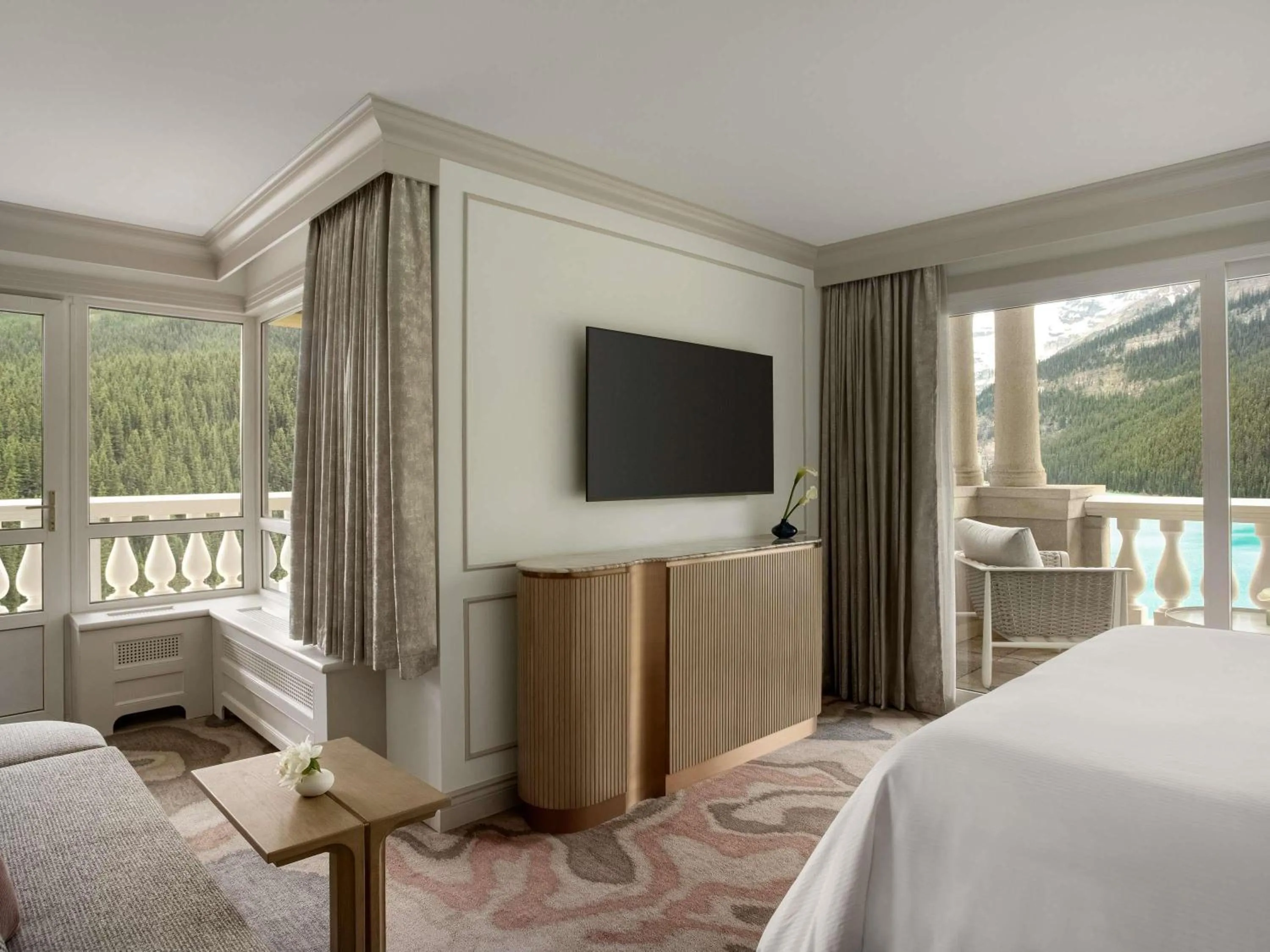 Bedroom, Bed in Fairmont Château Lake Louise