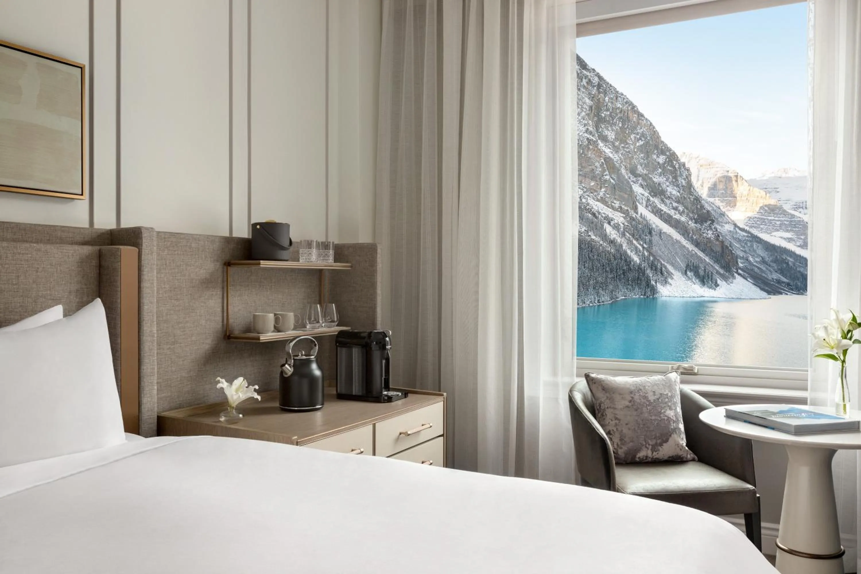 Bed in Fairmont Château Lake Louise