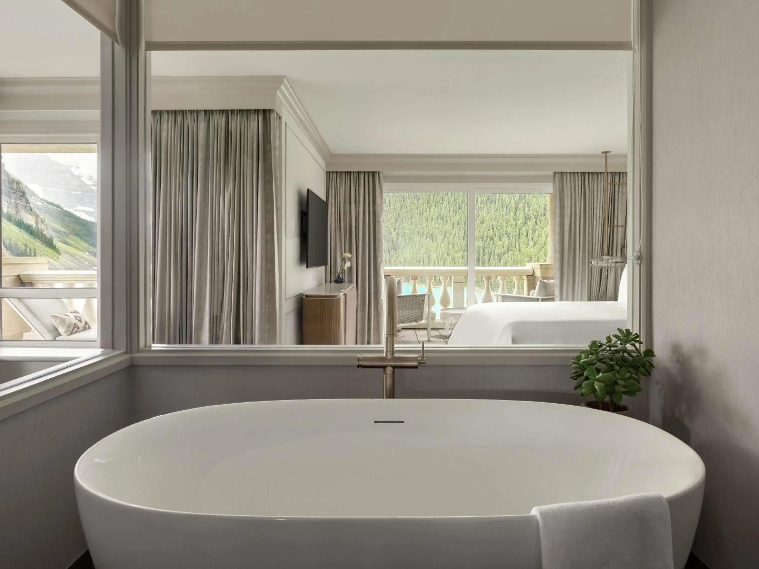 Bedroom, Bed in Fairmont Château Lake Louise