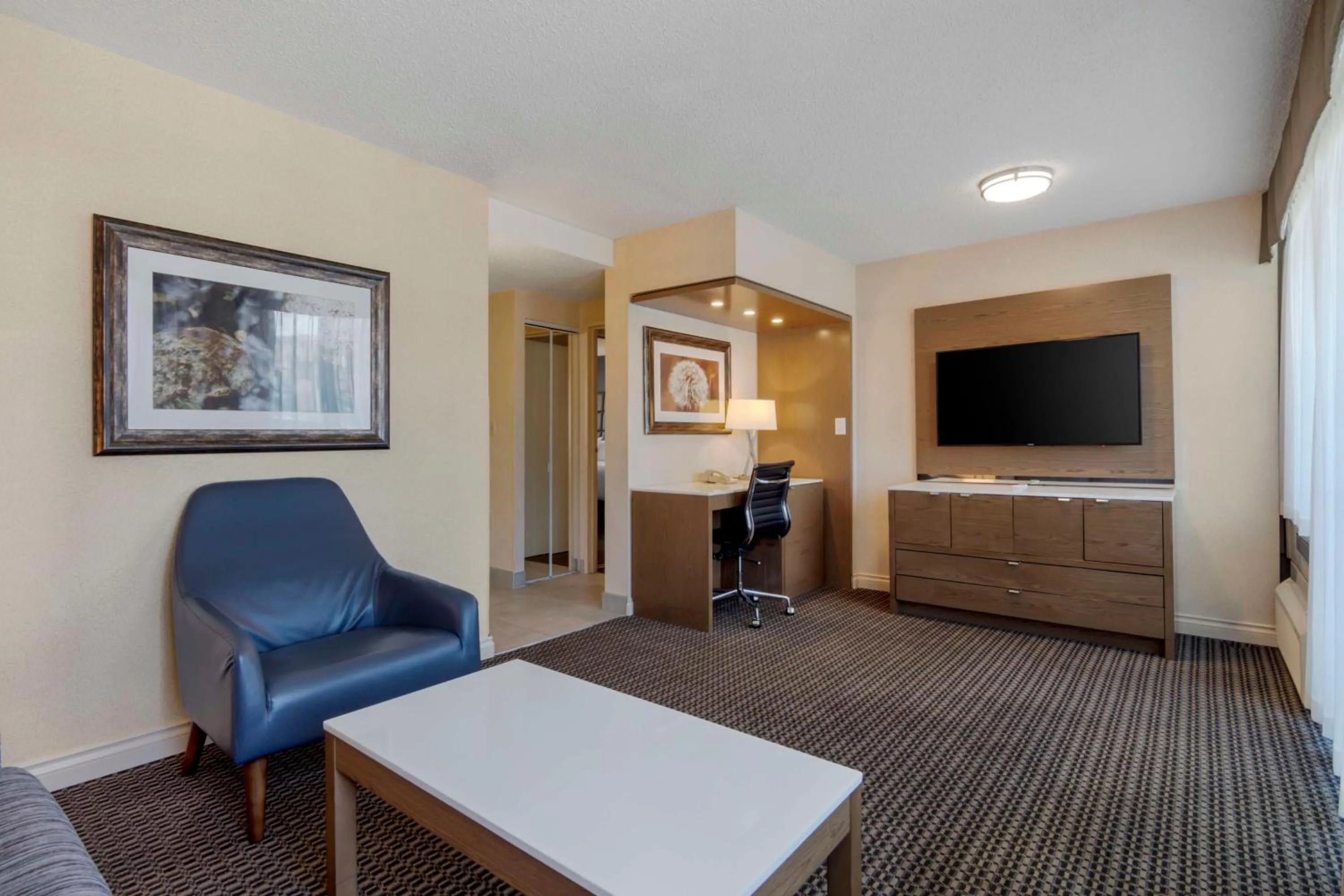 Bedroom in Best Western Premier Chateau Granville Hotel & Suites & Conference Centre