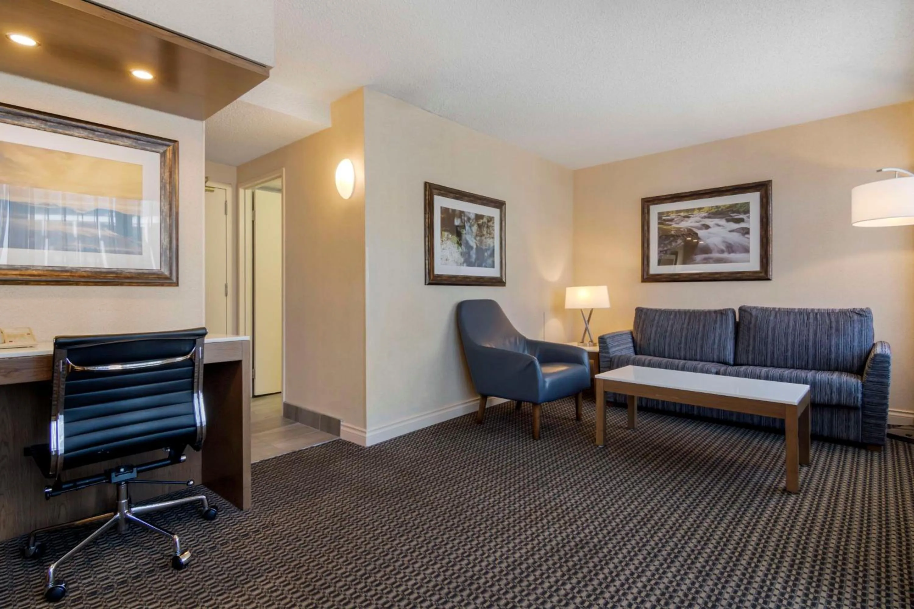 Bedroom in Best Western Premier Chateau Granville Hotel & Suites & Conference Centre