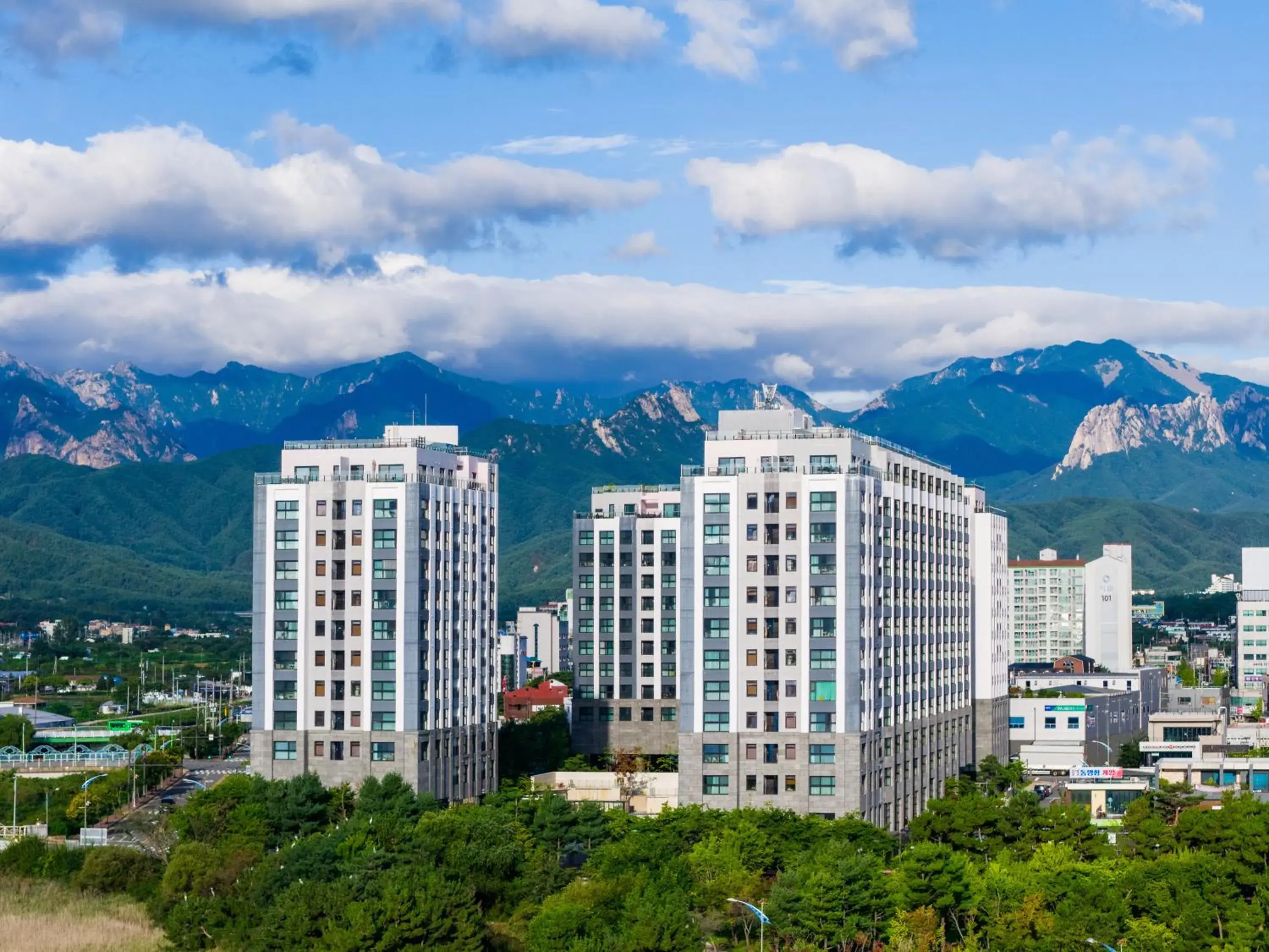 Property building in Chestertons Sokcho Property building in Chestertons Sokcho