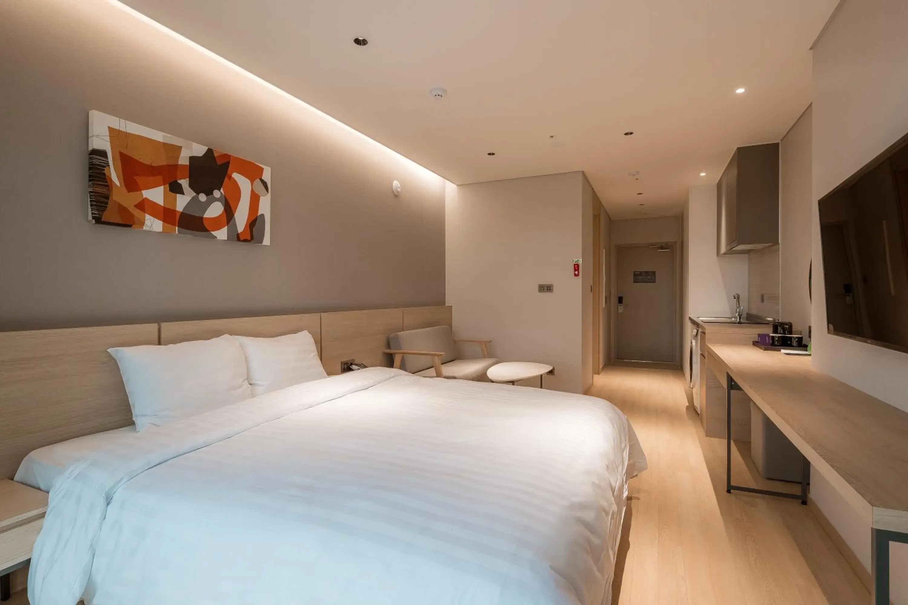 Photo of the whole room, Bed in Chestertons Sokcho Photo of the whole room, Bed in Chestertons Sokcho