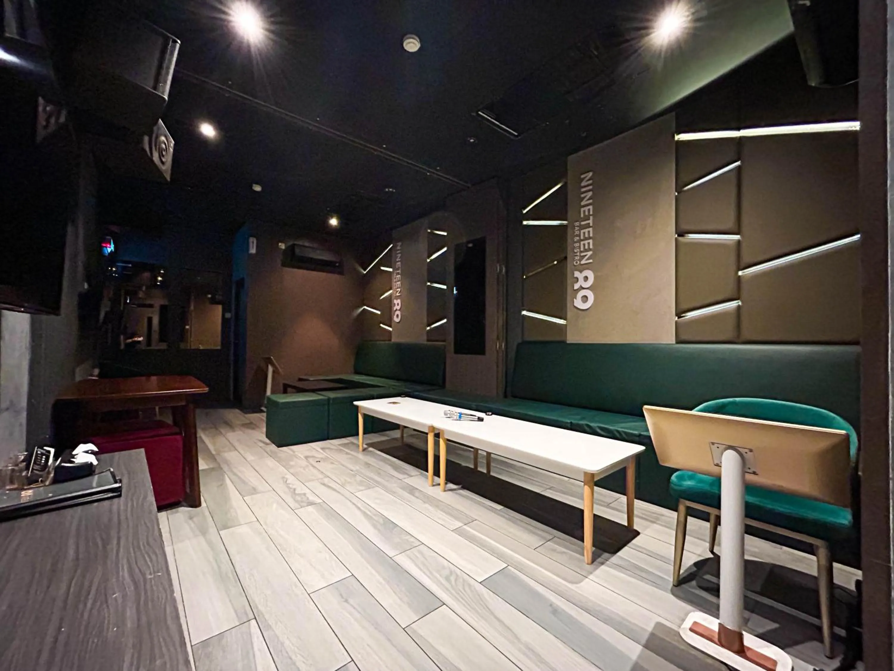 Restaurant/places to eat in Cel Hotel