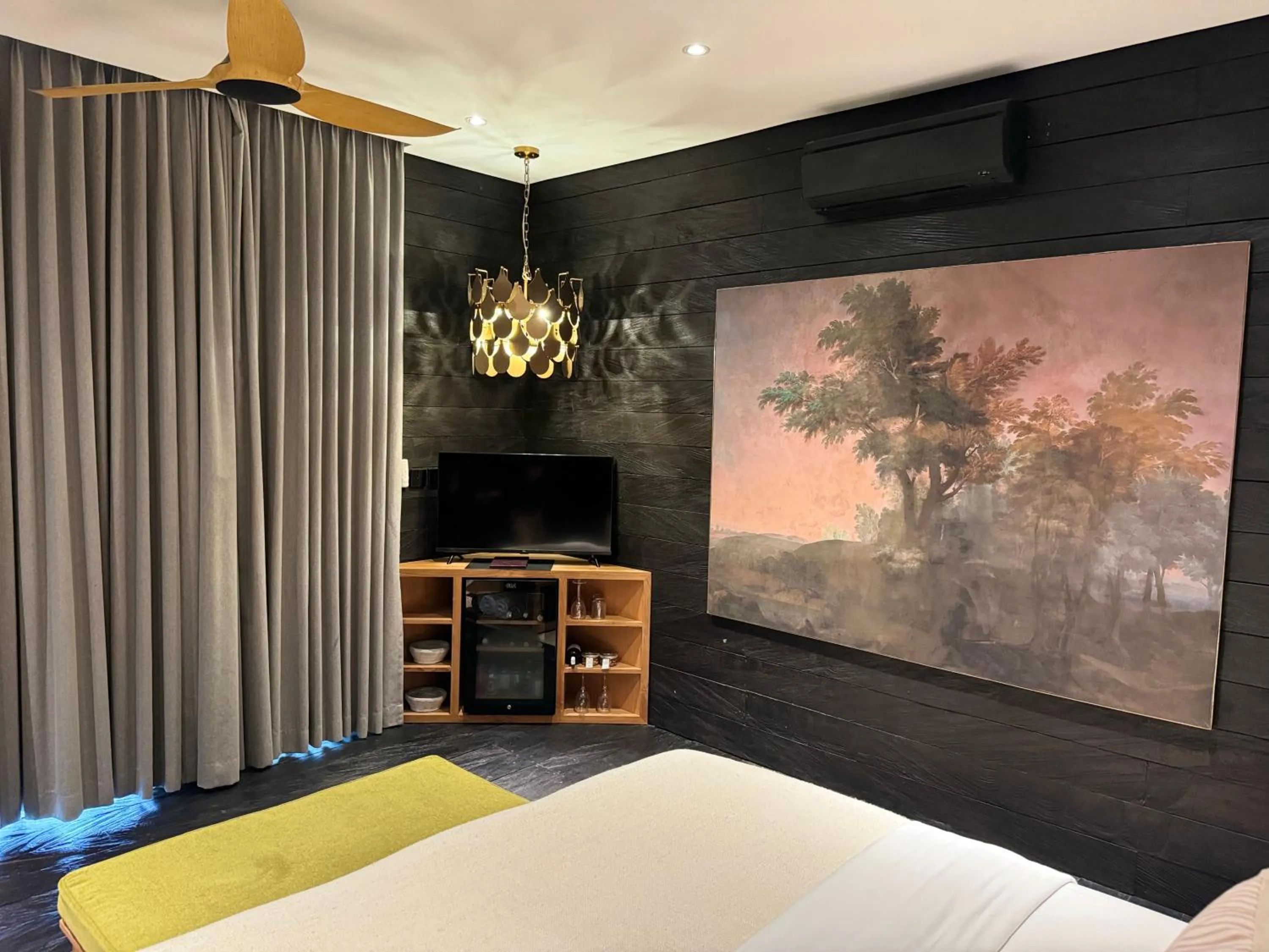 TV and multimedia, Bed in Munduk Cabins