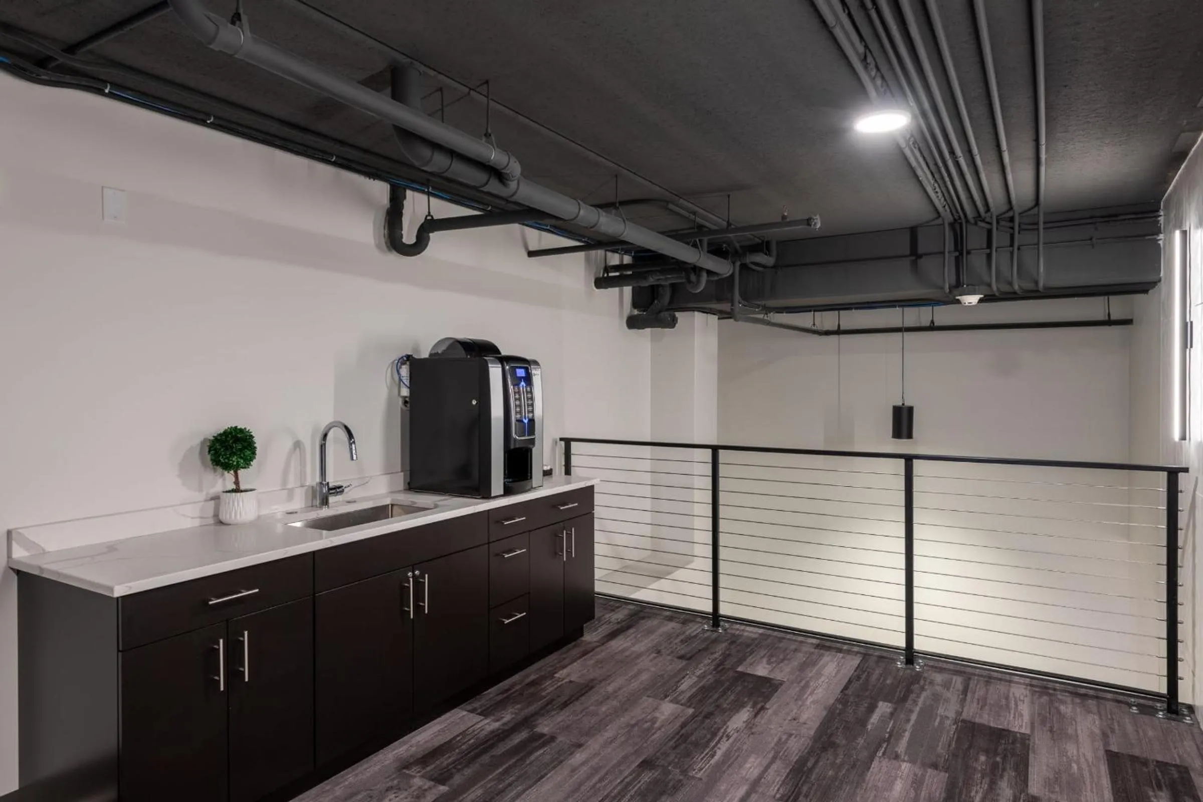 Modern 1BR Apt with Rooftop, Gym, and Parking