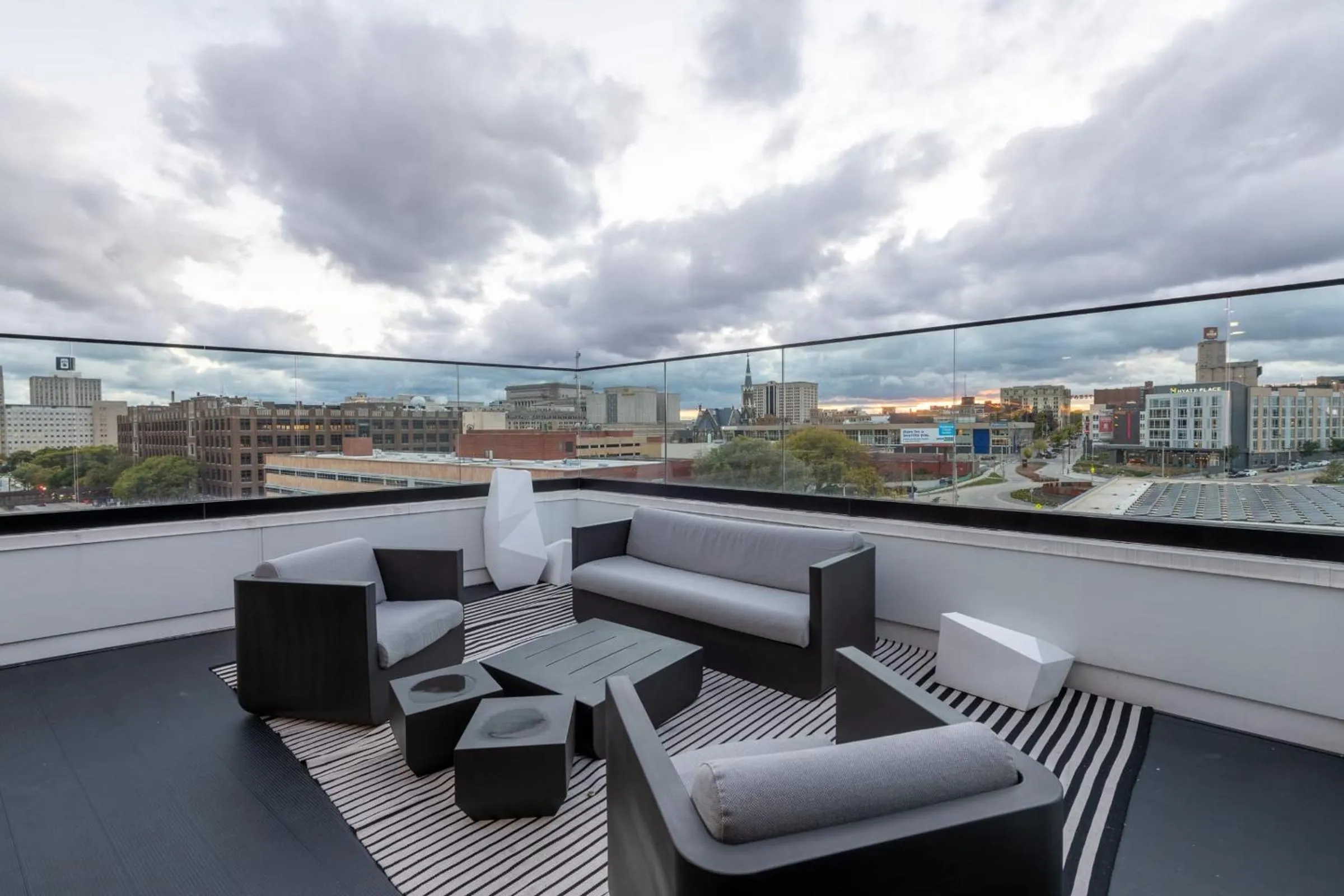 Modern 1BR Apt with Rooftop, Gym, and Parking