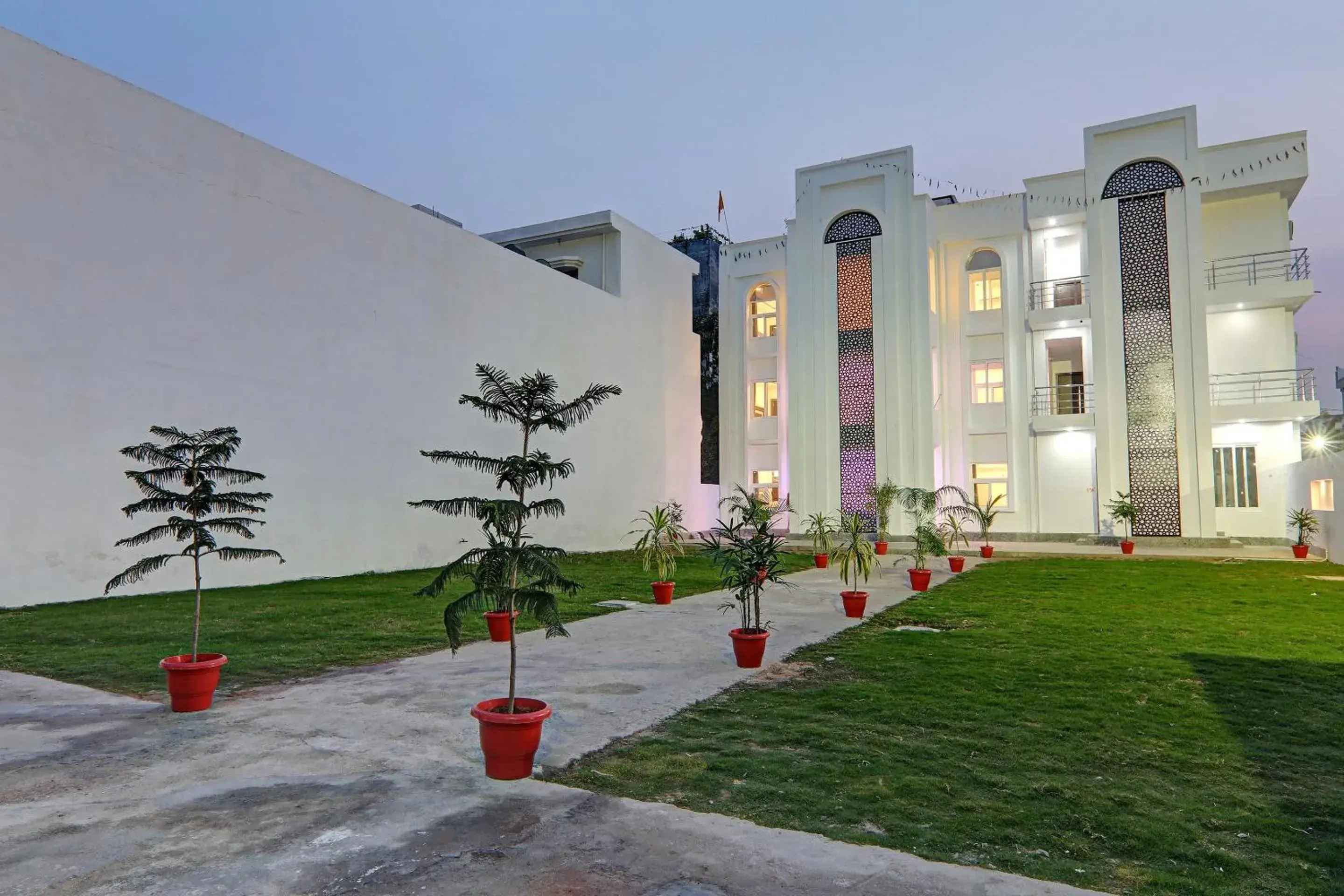 Facade/entrance in Super Collection O Yamuna Palace Near Gomti Riverfront Park Facade/entrance in Super Collection O Yamuna Palace Near Gomti Riverfront Park