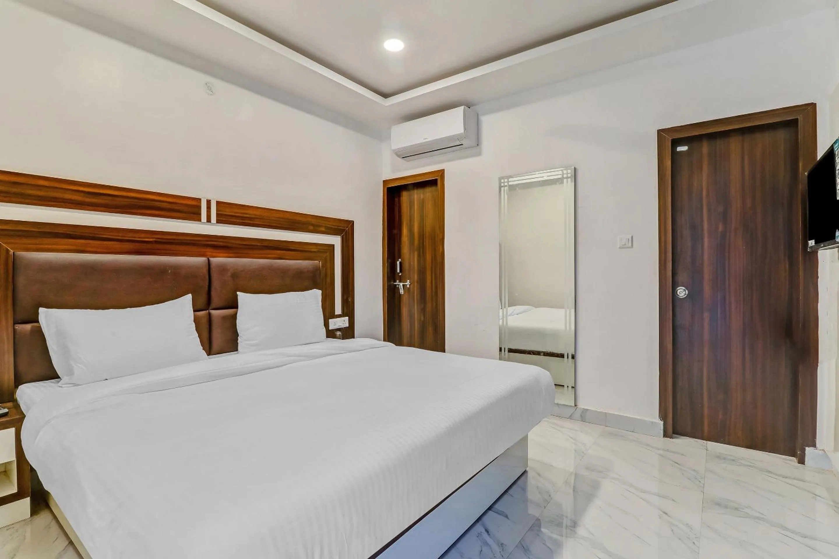 Bedroom, Bed in Super Collection O Yamuna Palace Near Gomti Riverfront Park