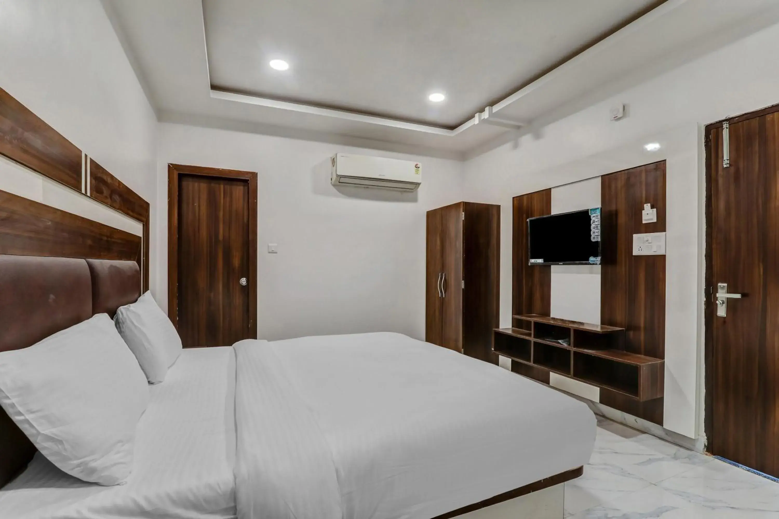 Bedroom, Bed in Super Collection O Yamuna Palace Near Gomti Riverfront Park Bedroom, Bed in Super Collection O Yamuna Palace Near Gomti Riverfront Park