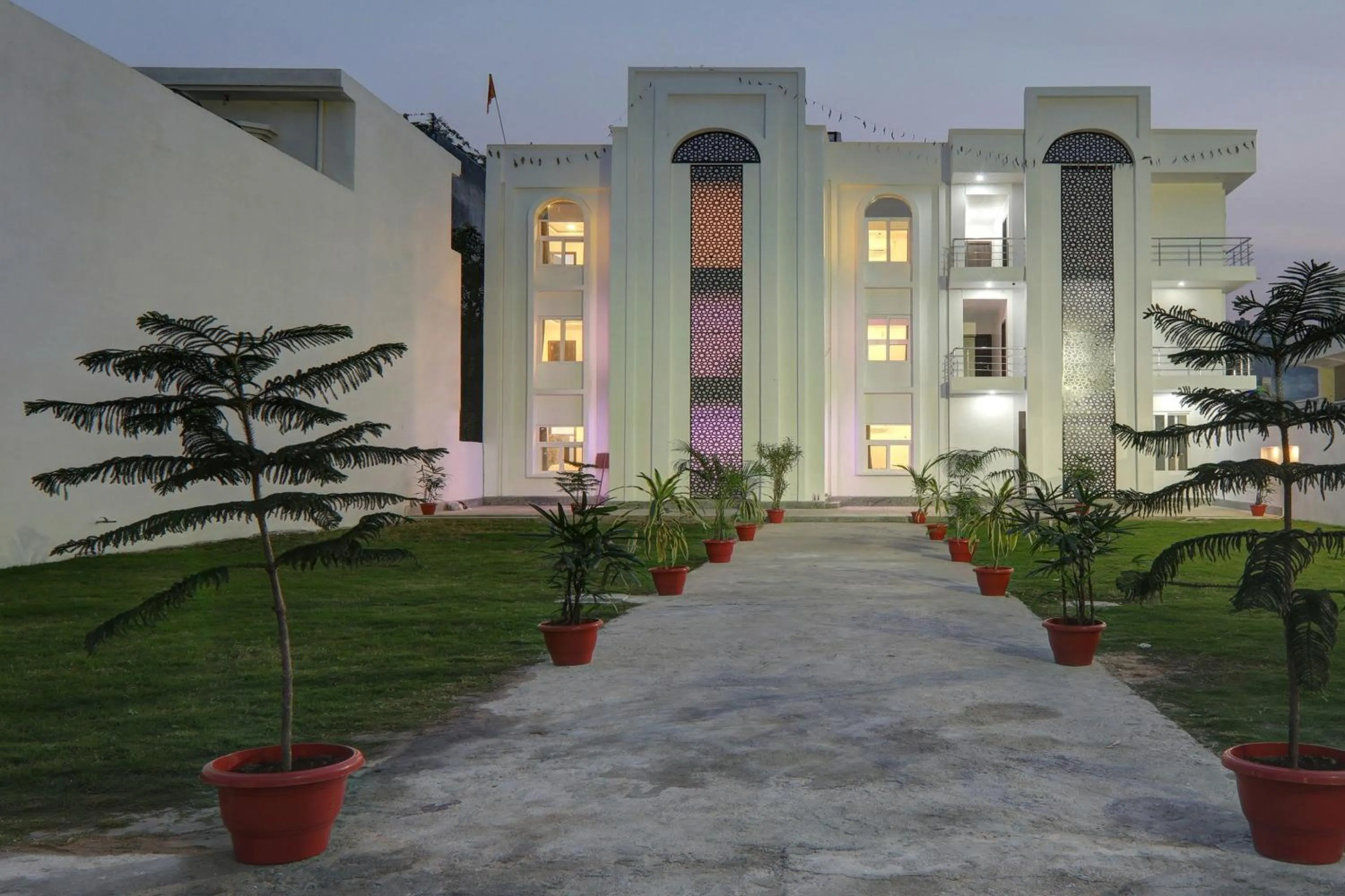 Facade/entrance in Collection O Yamuna Palace Near Gomti Riverfront Park