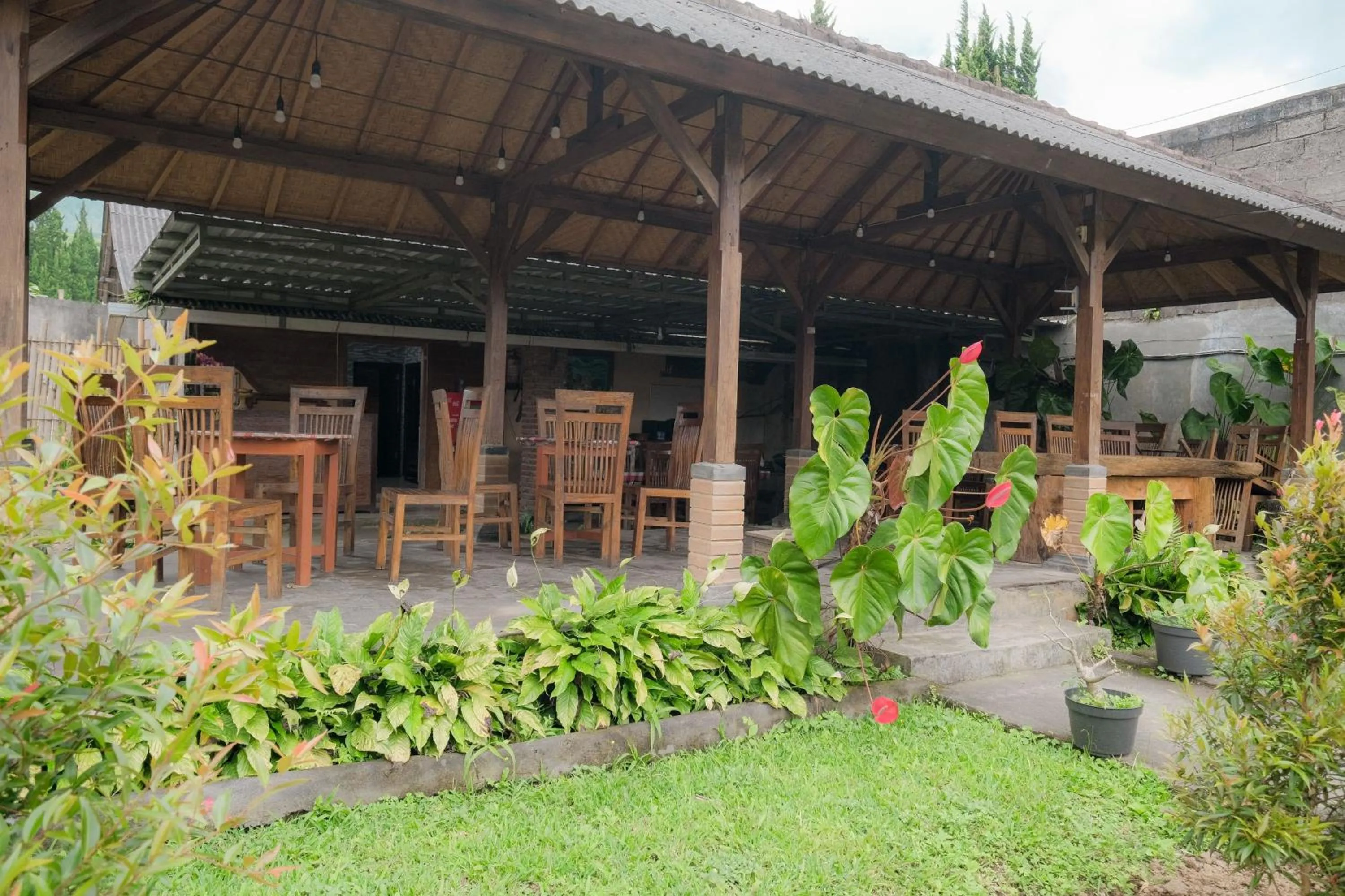 Seating area in Pelangi Homestay Bedugul RedPartner