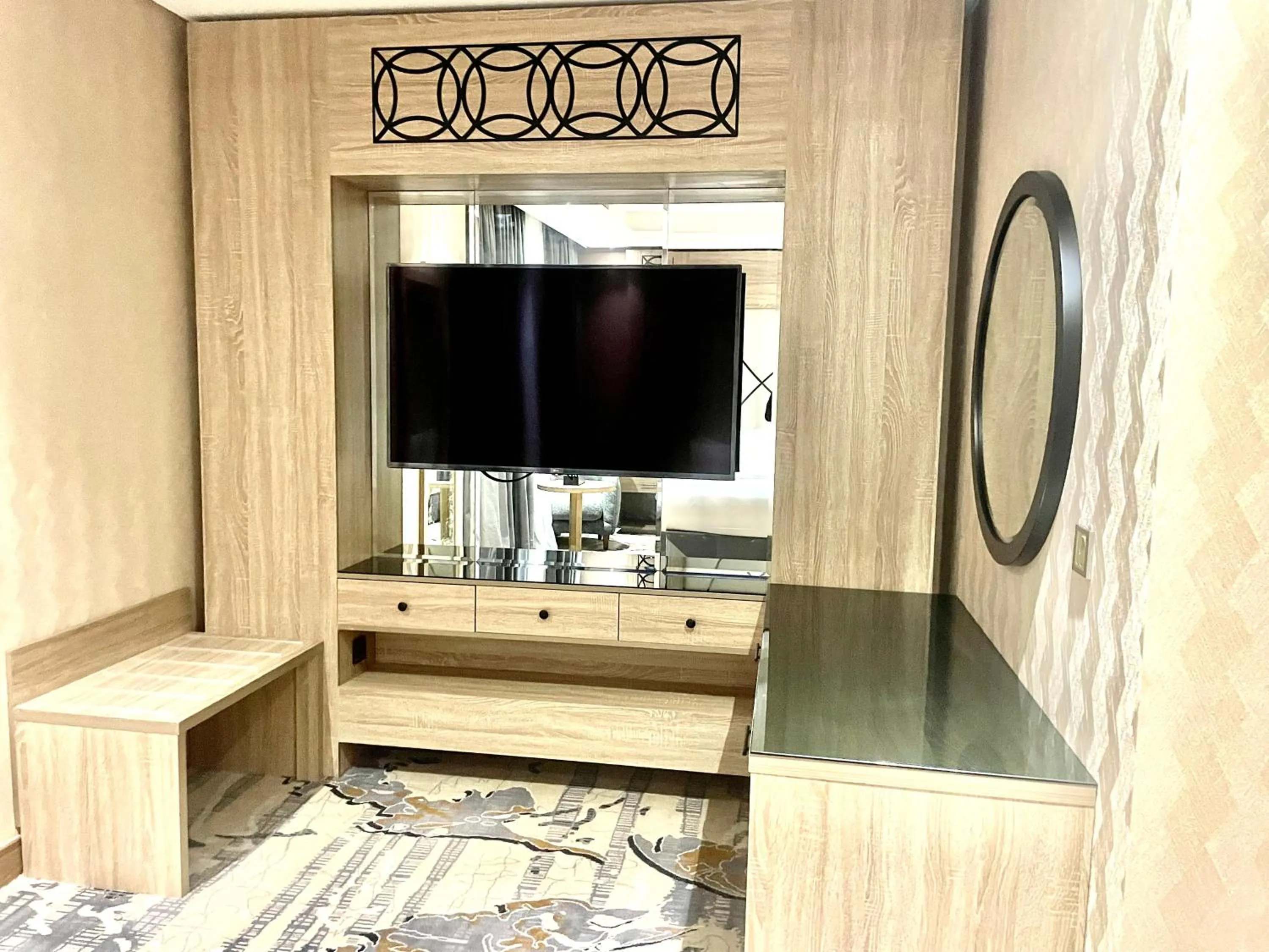 Communal lounge/ TV room in Mirnian Hotel