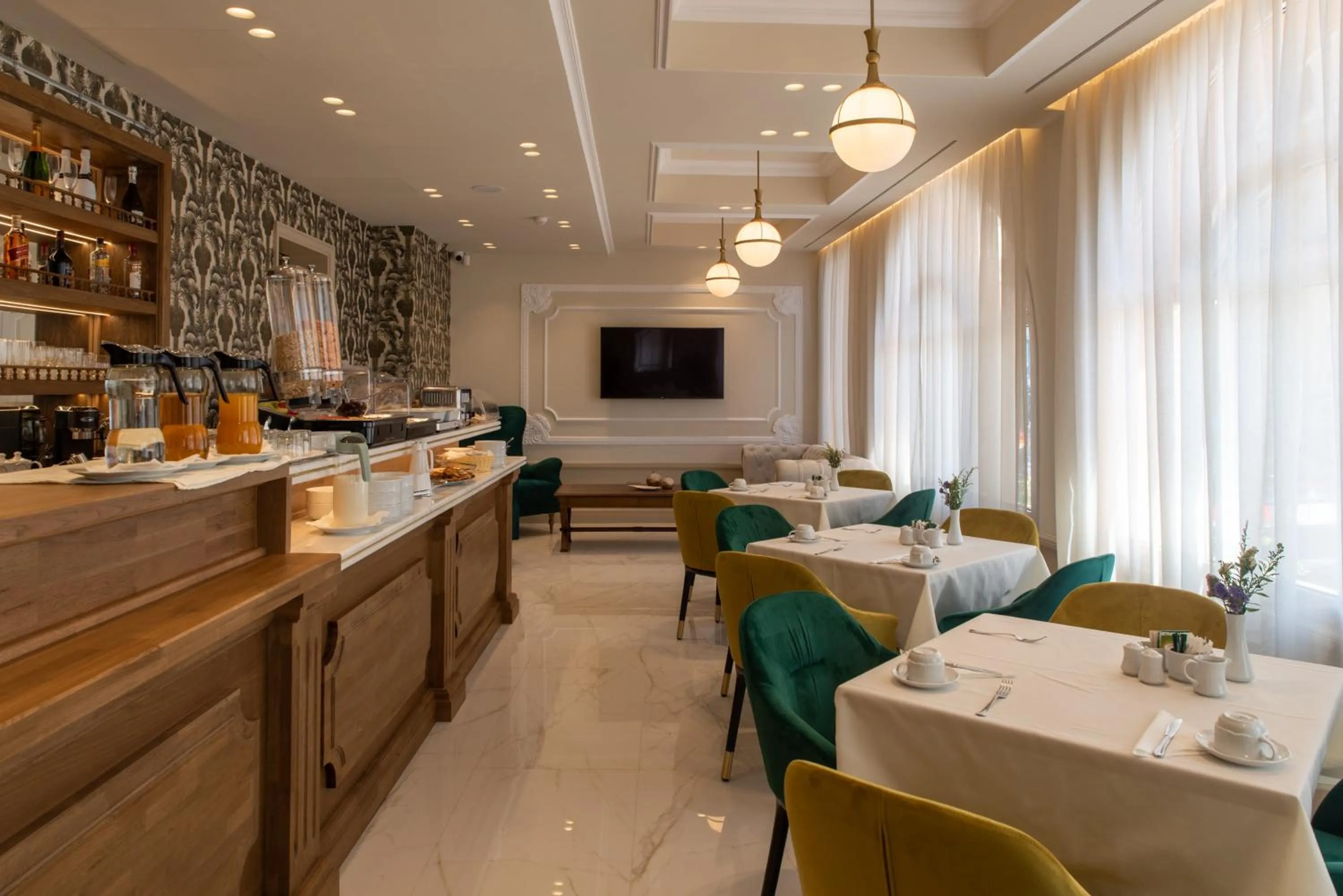 Restaurant/places to eat in Capolavoro Suites