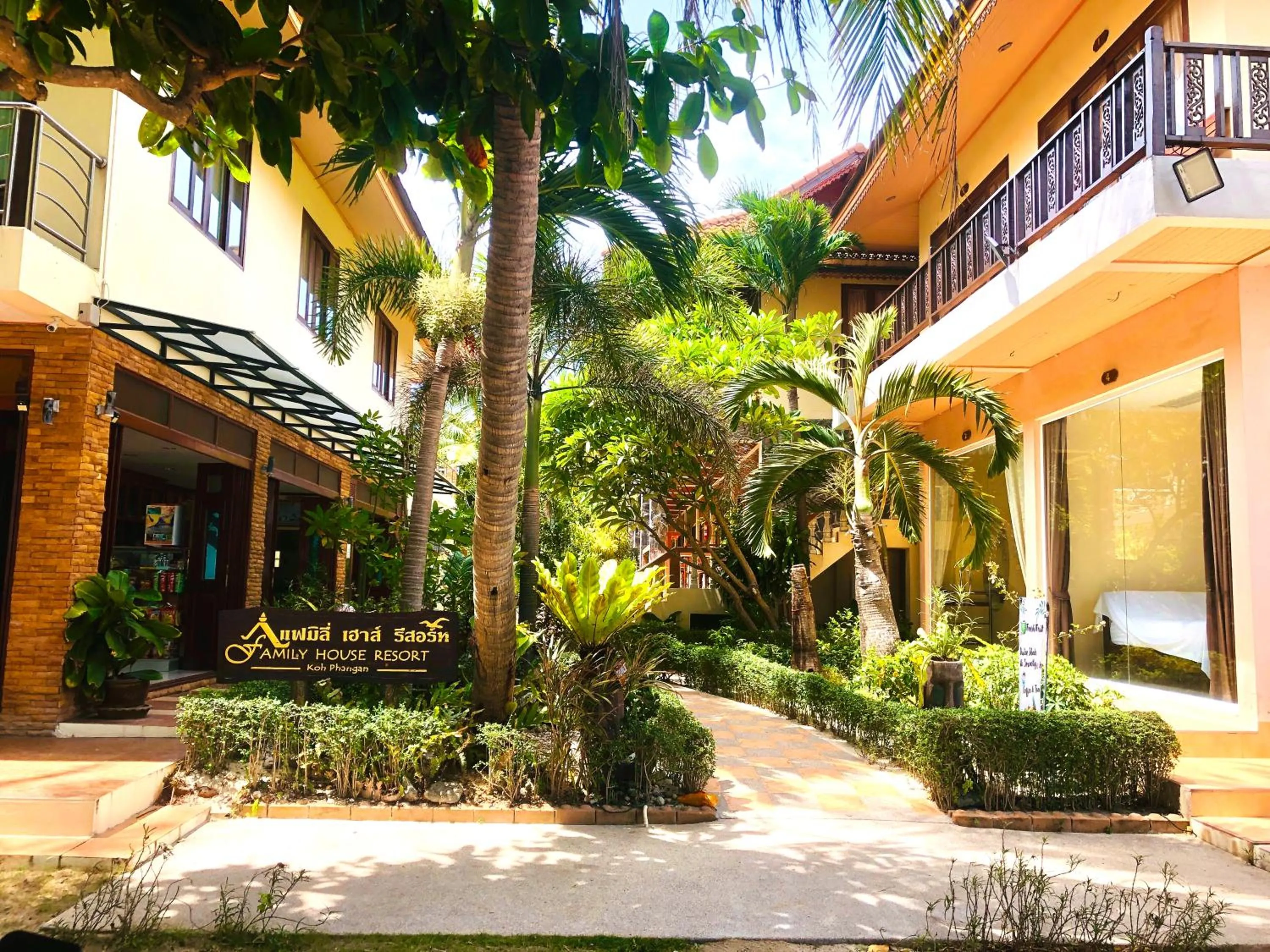 Property building in Family House Resort, Haad Rin