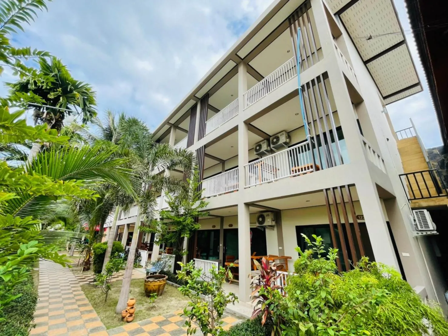 Property building in Family House Resort, Haad Rin