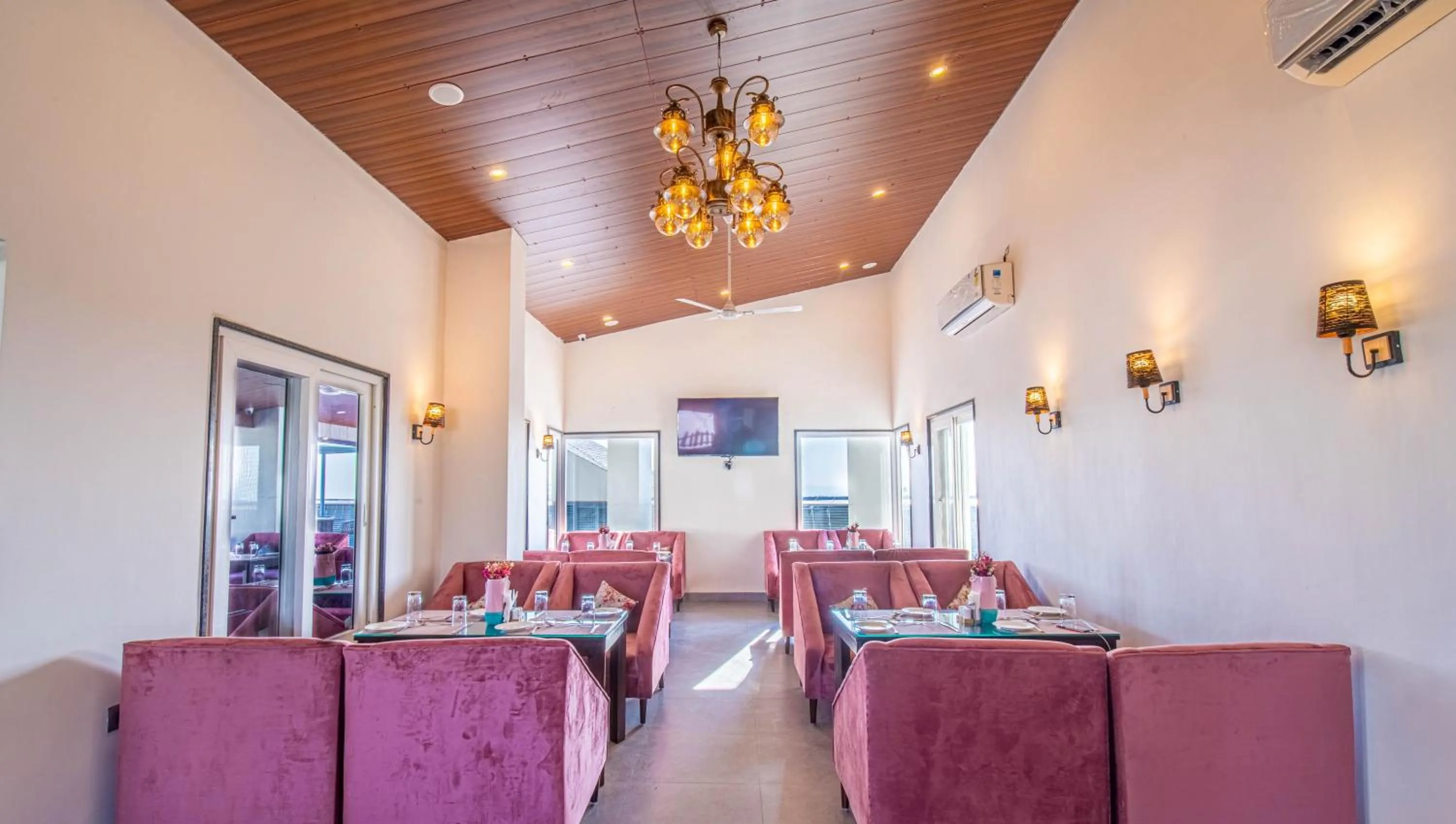 Restaurant/places to eat in HOTEL JS SOUVENIR