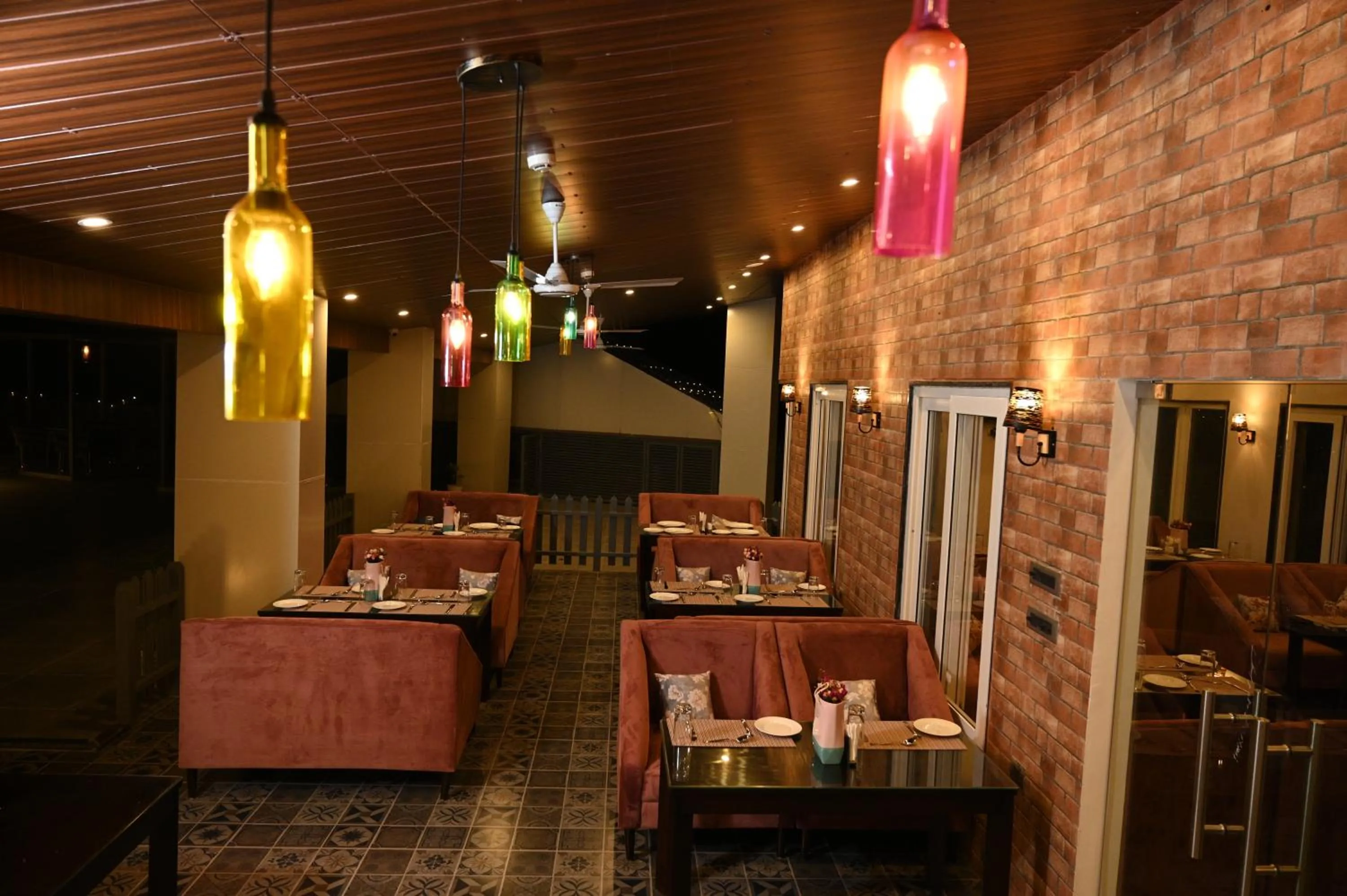 Restaurant/places to eat in HOTEL JS SOUVENIR