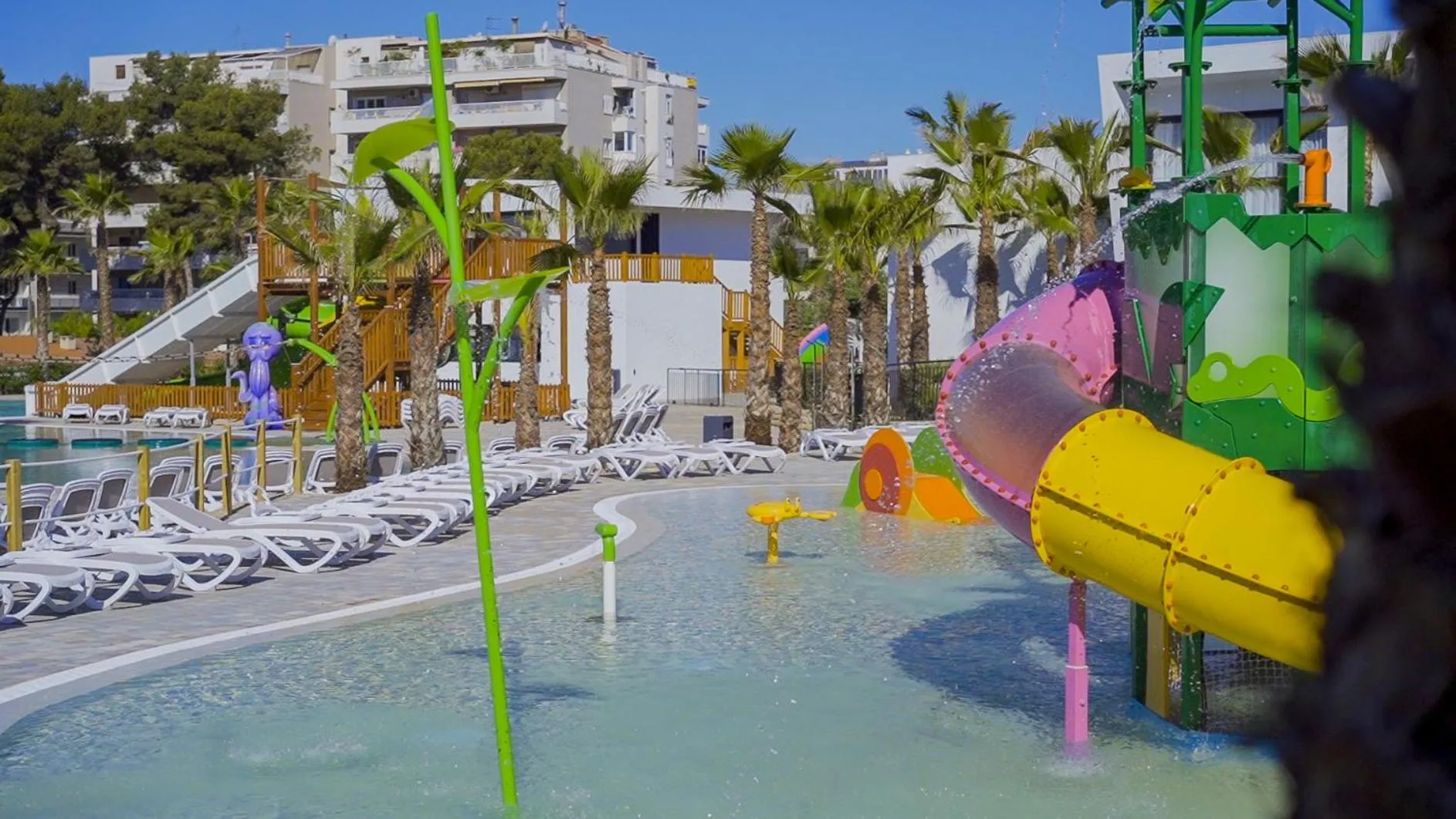 Swimming pool in Alannia Salou