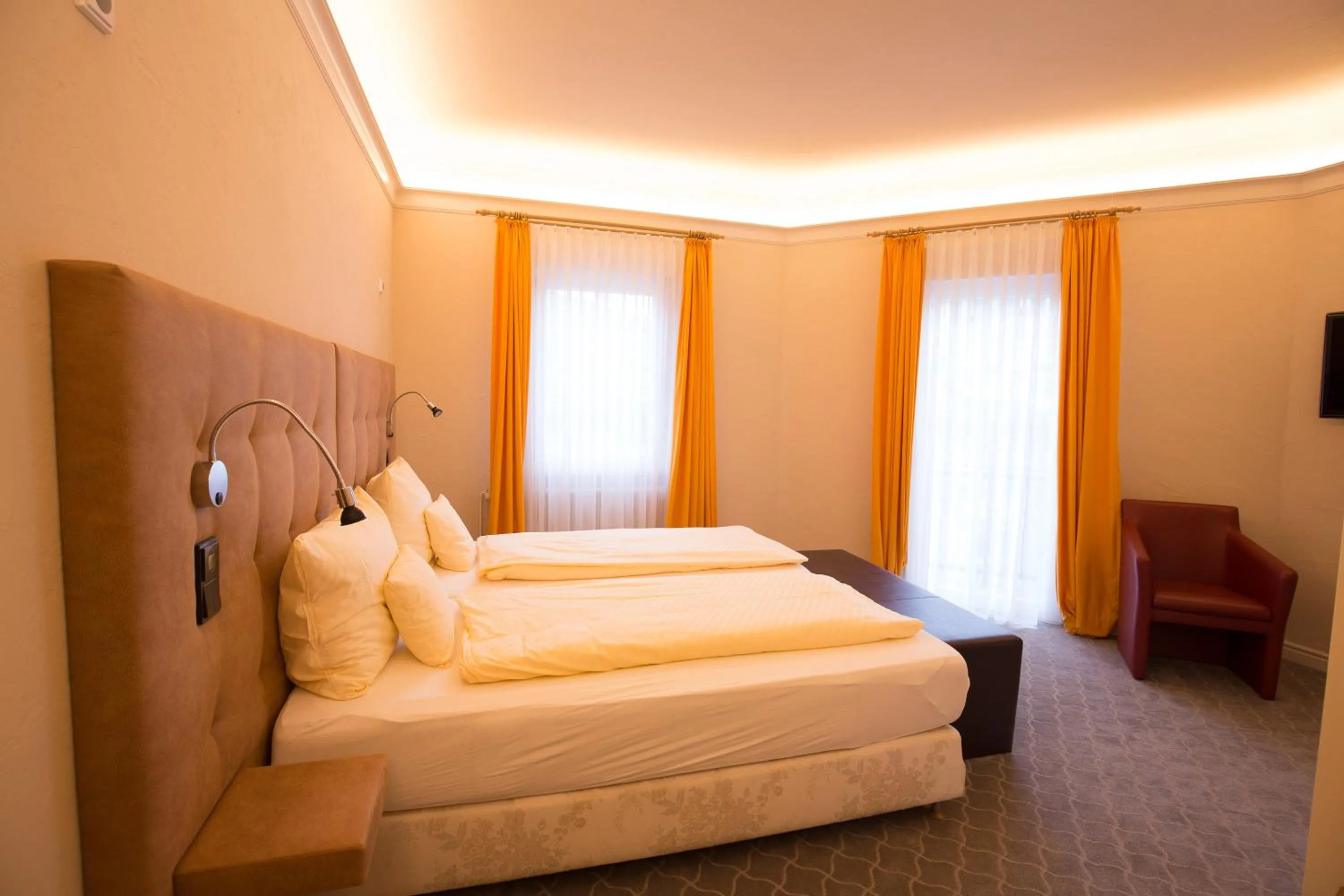 Photo of the whole room, Bed in Hotel Heidelberger Hof