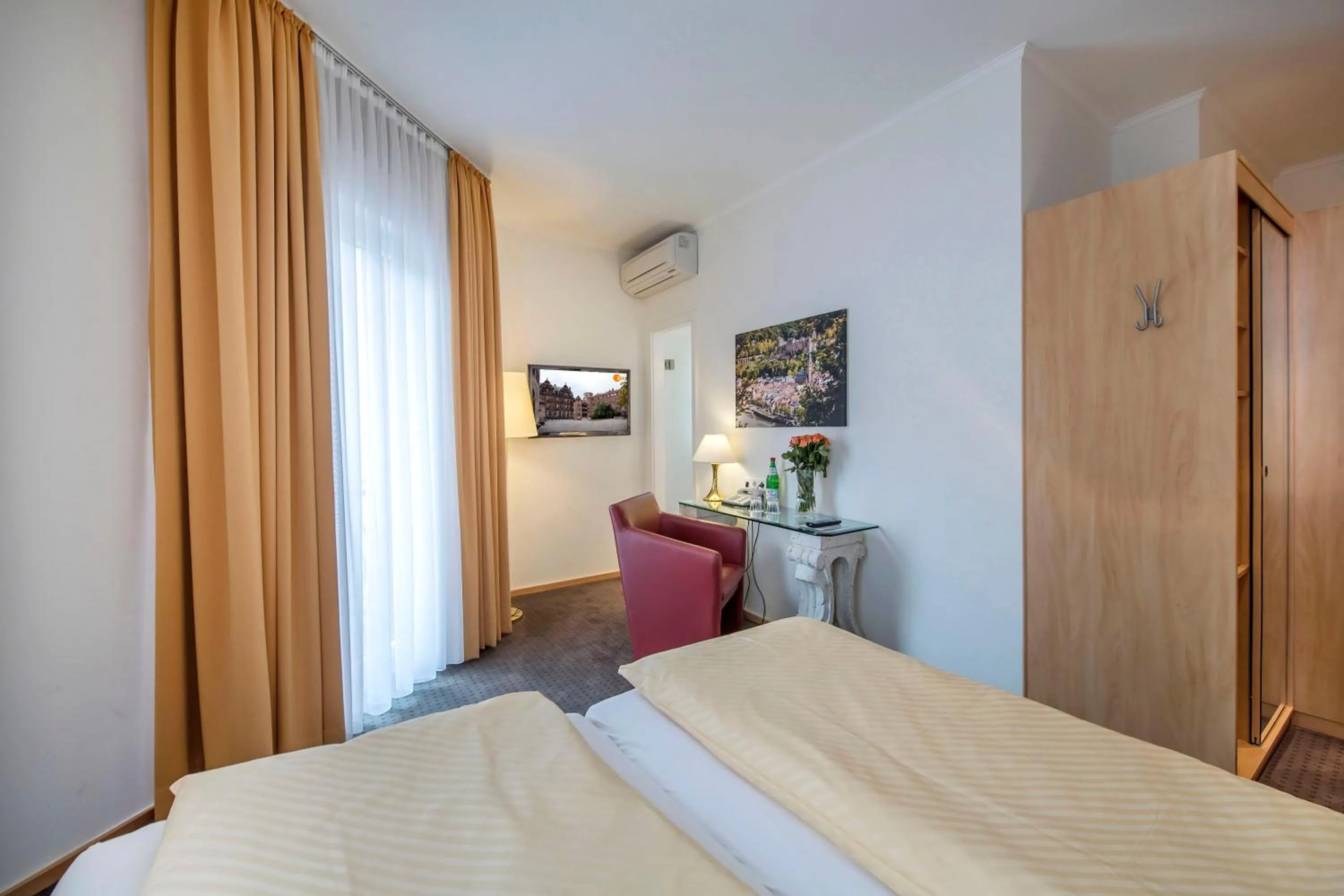 Bedroom, Bed in Hotel Heidelberger Hof