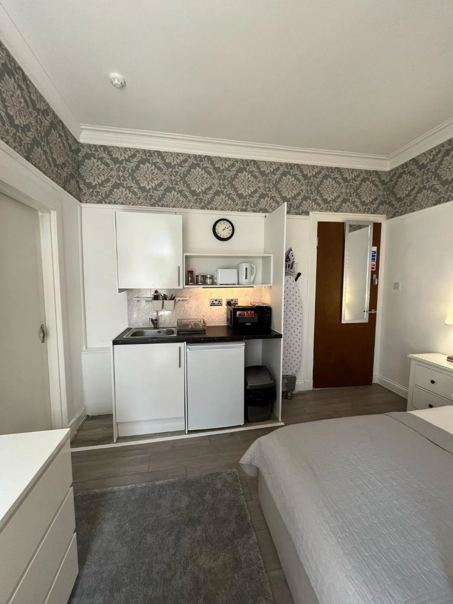 Kitchen or kitchenette, Bed in Bemersyde Guest House