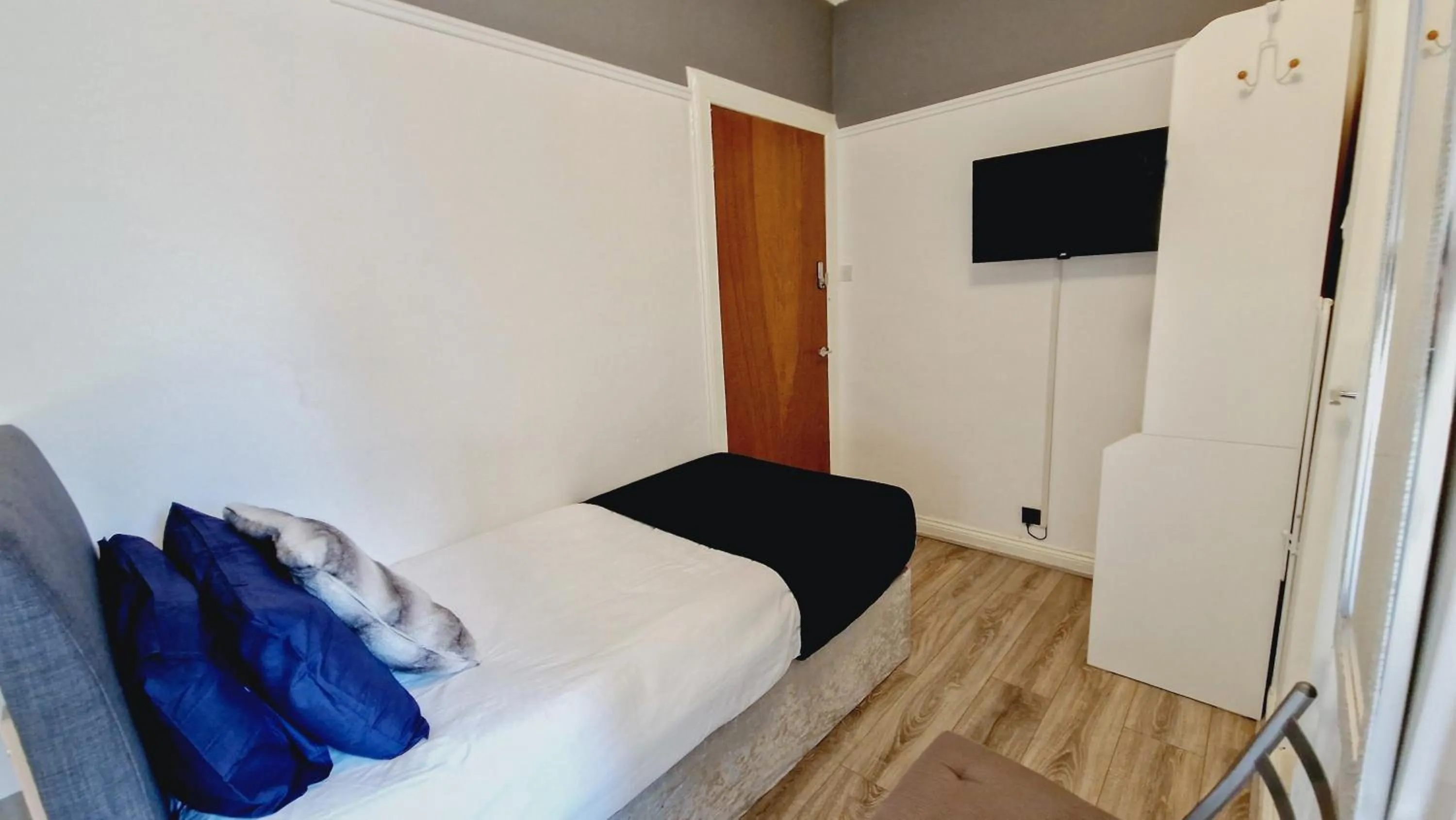 Bedroom, Bed in Bemersyde Guest House