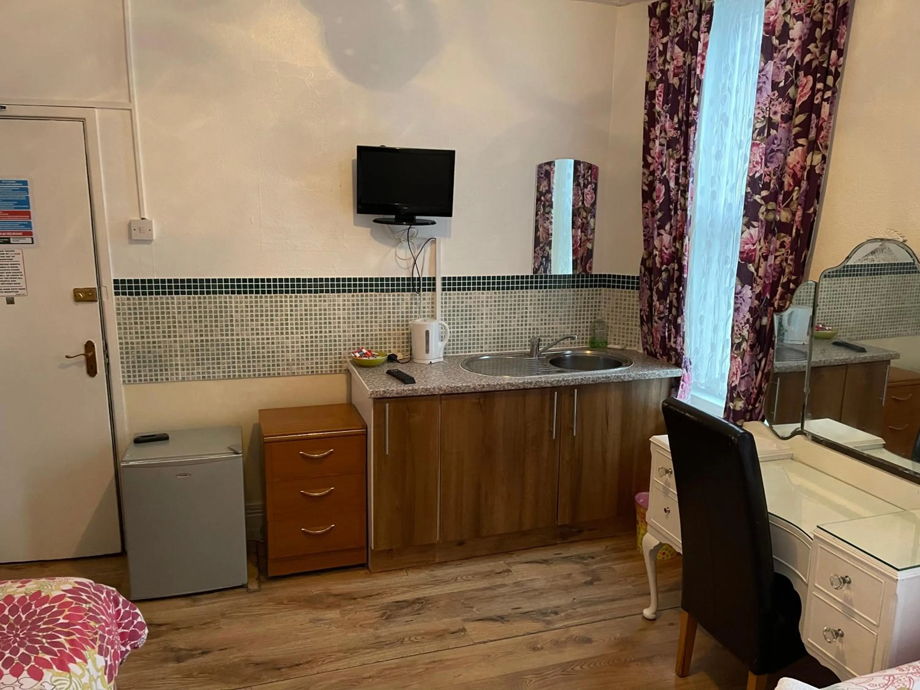 Communal lounge/ TV room in Mellory hotel