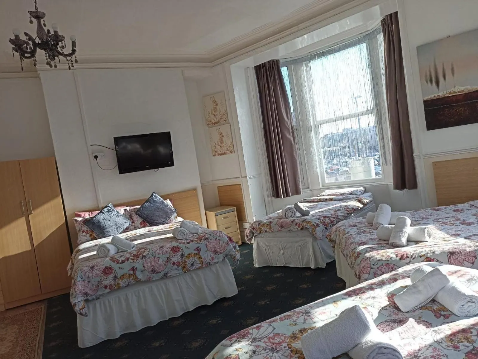 Communal lounge/ TV room, Bed in Mellory hotel