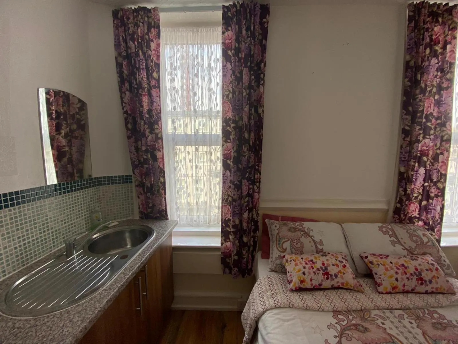 Kitchen or kitchenette, Bed in Mellory hotel