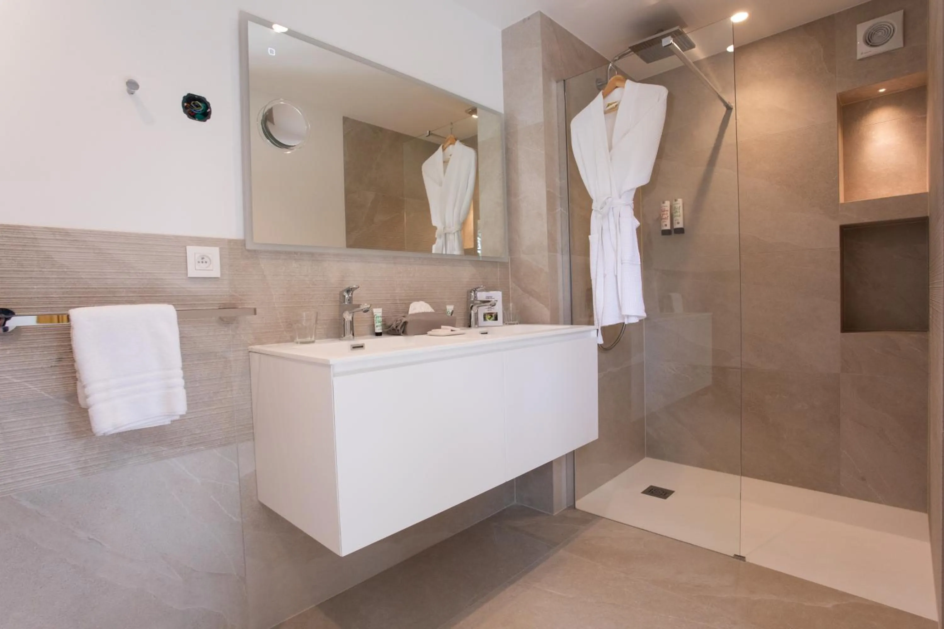 Shower in Hotel Le Verger Maelvi