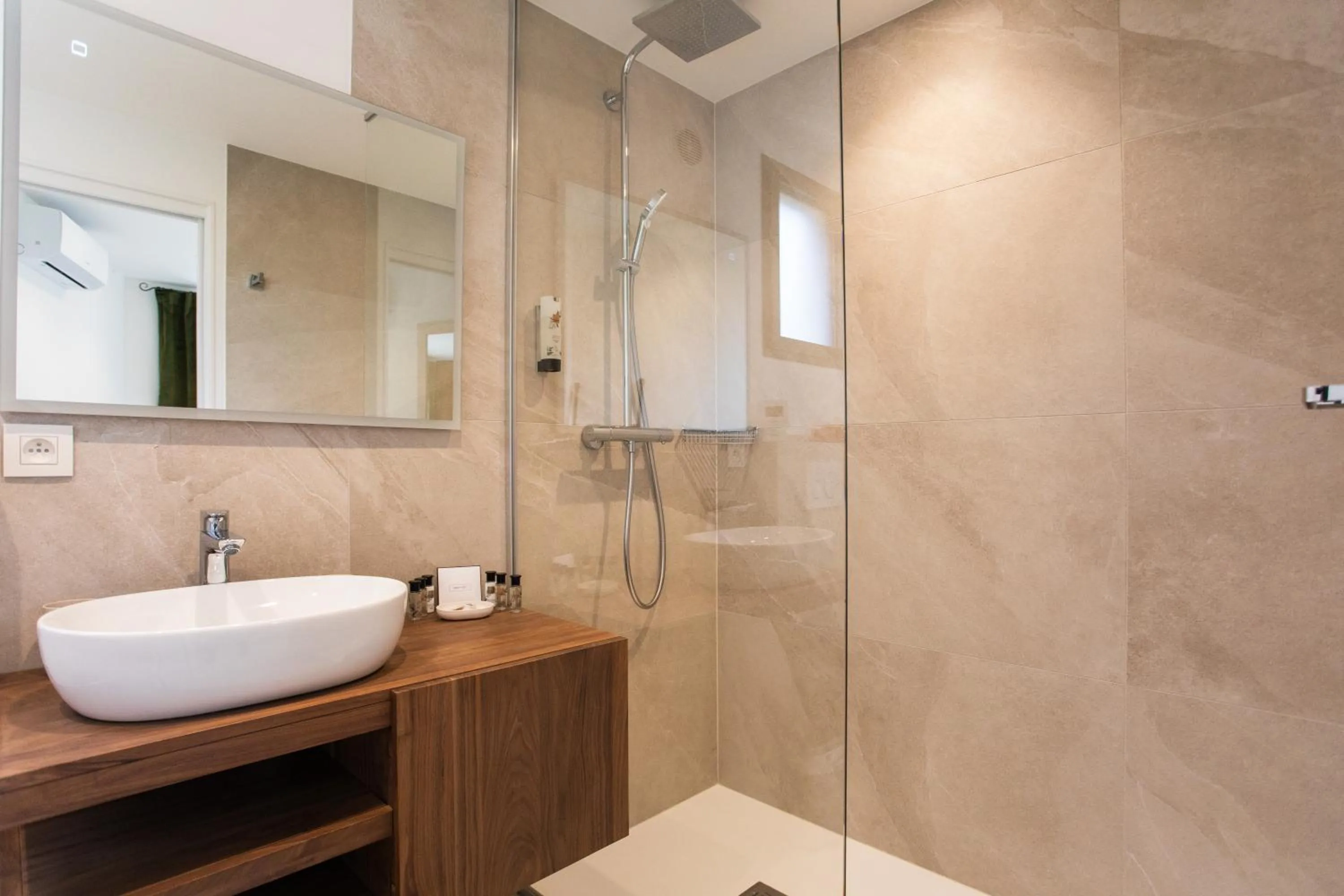 Shower in Hotel Le Verger Maelvi