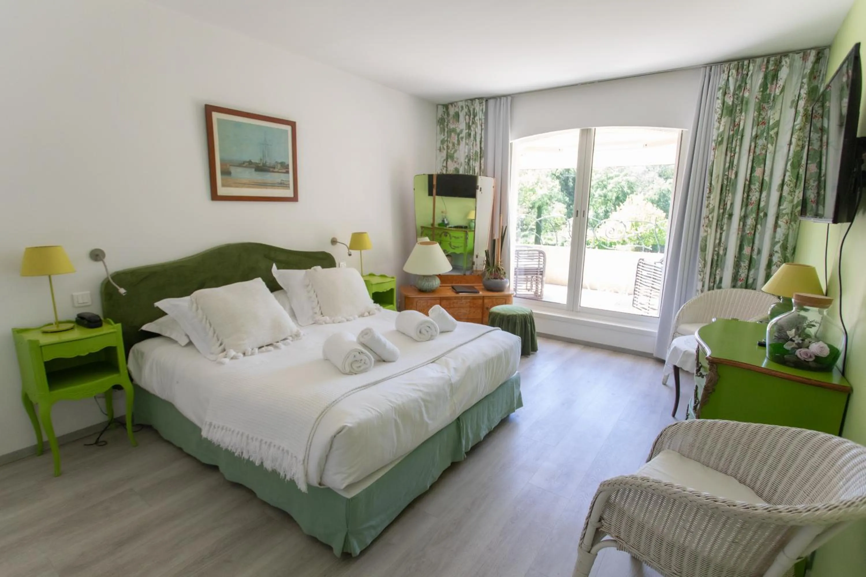 Photo of the whole room, Bed in Hotel Le Verger Maelvi