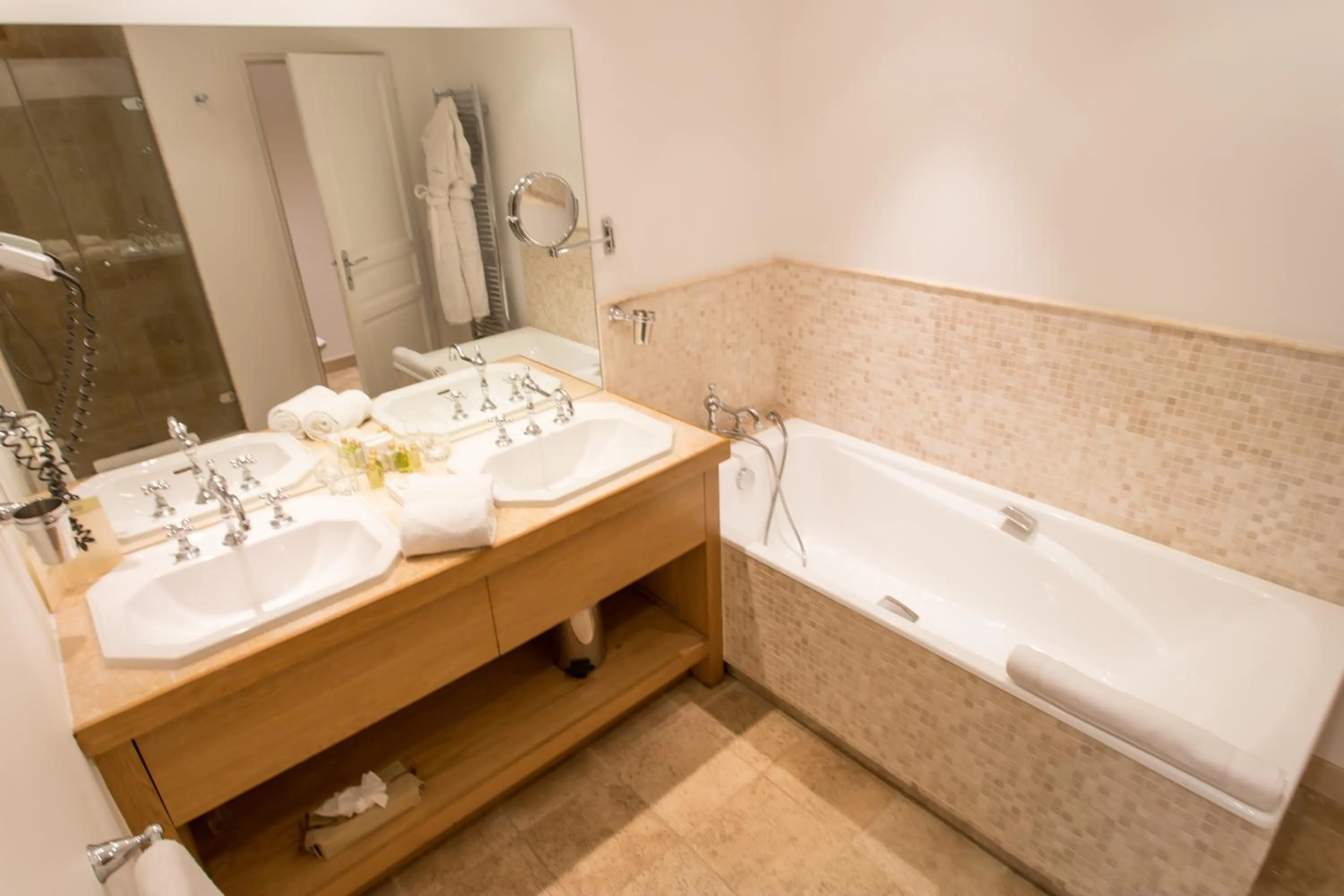 Bathroom in Hotel Le Verger Maelvi