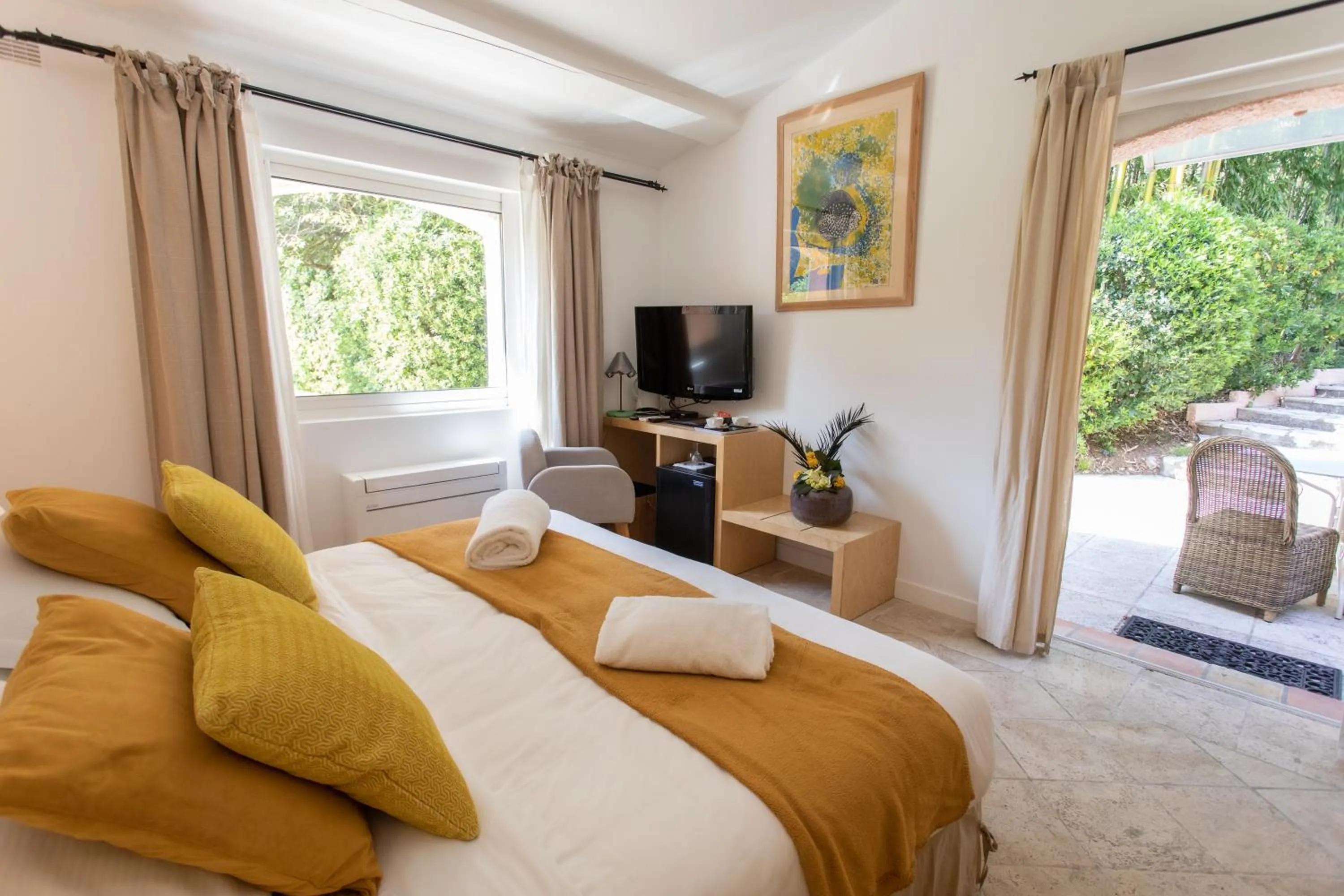 Bedroom, Bed in Hotel Le Verger Maelvi