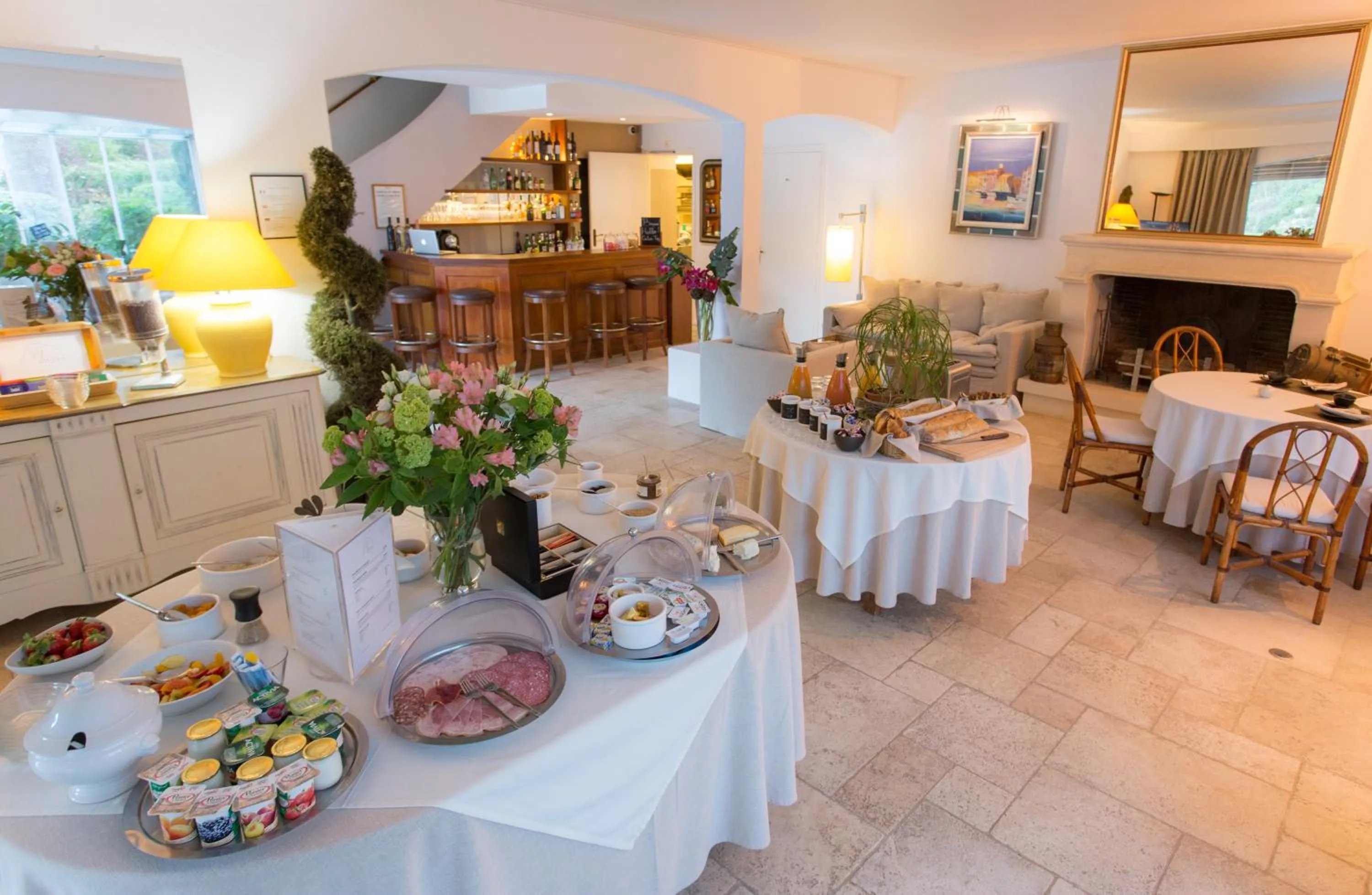 Communal lounge/ TV room in Hotel Le Verger Maelvi