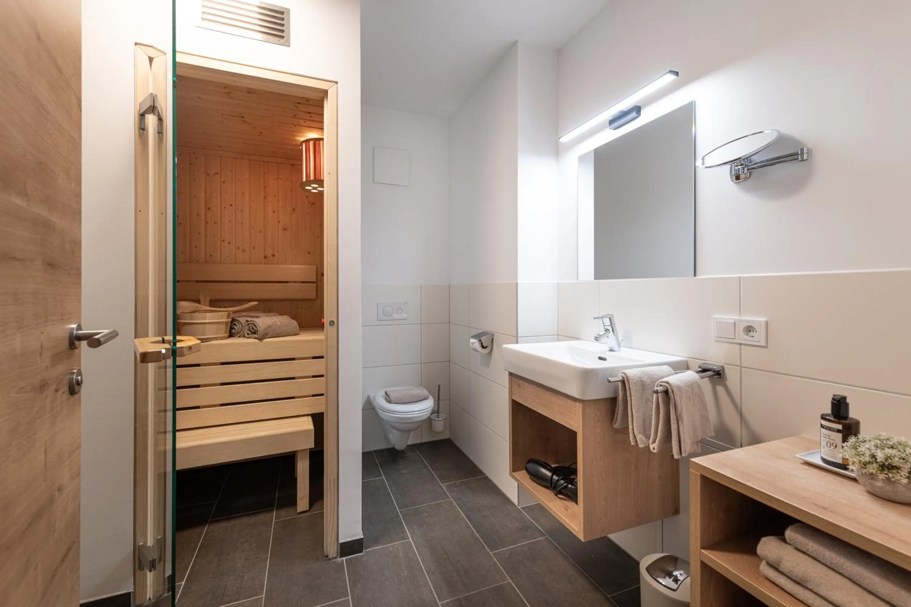 Shower in AlpenParks Montana Apartments