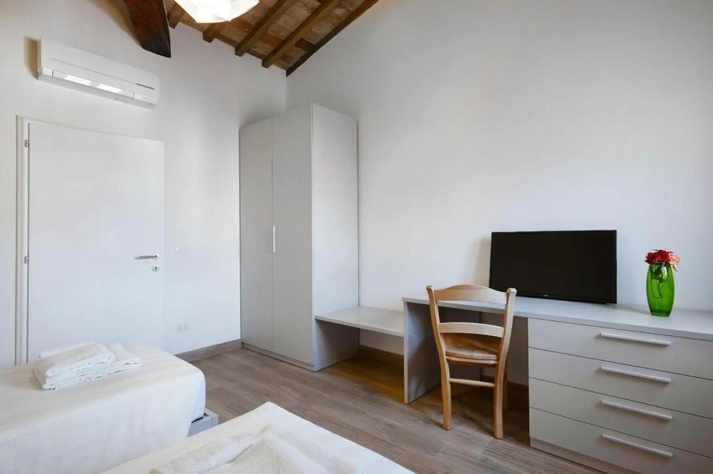 Bedroom, Bed in Giulia e Valentina by Halldis