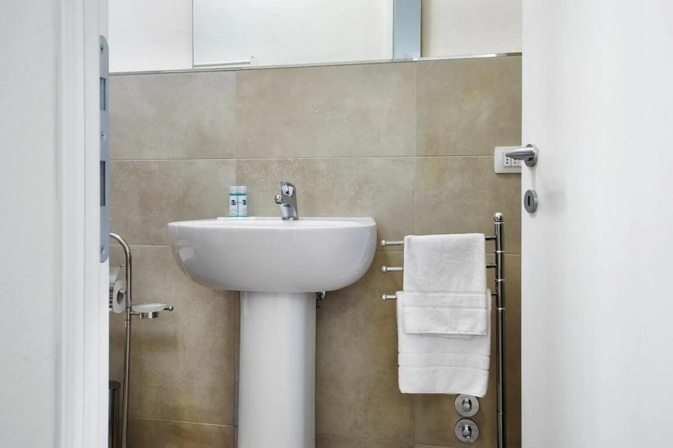Bathroom in Giulia e Valentina by Halldis