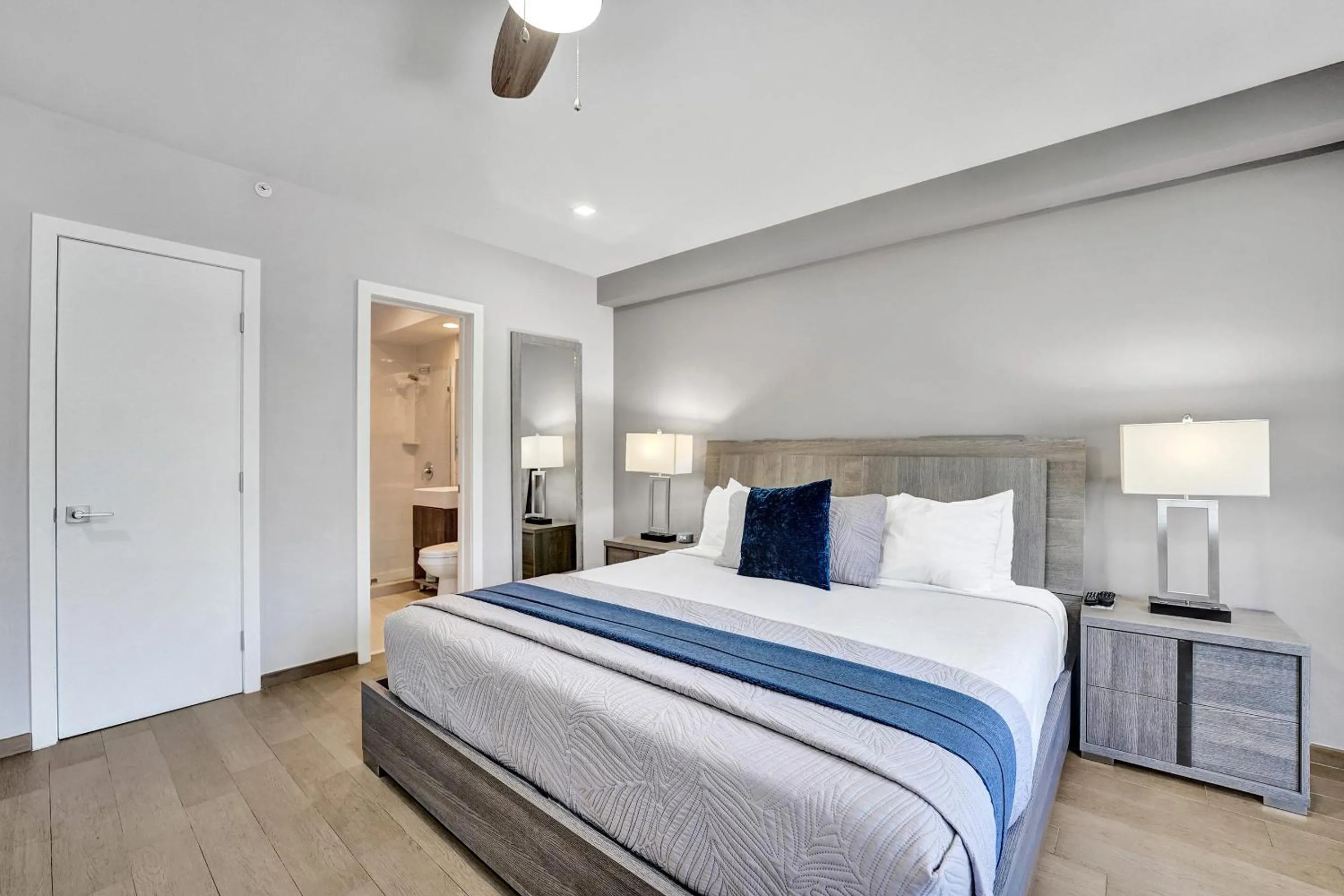 Toilet, Bed in Hotel Sheldon