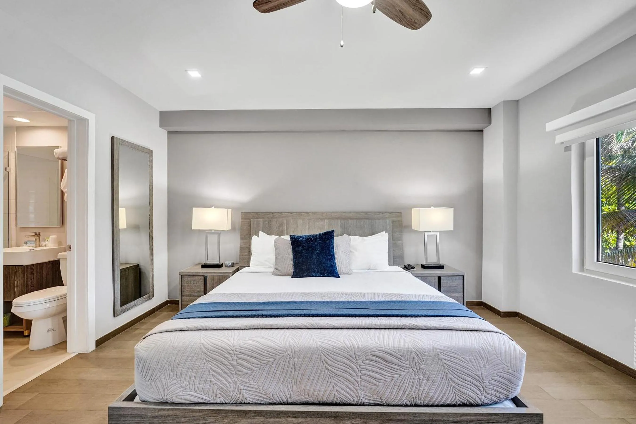Toilet, Bed in Hotel Sheldon