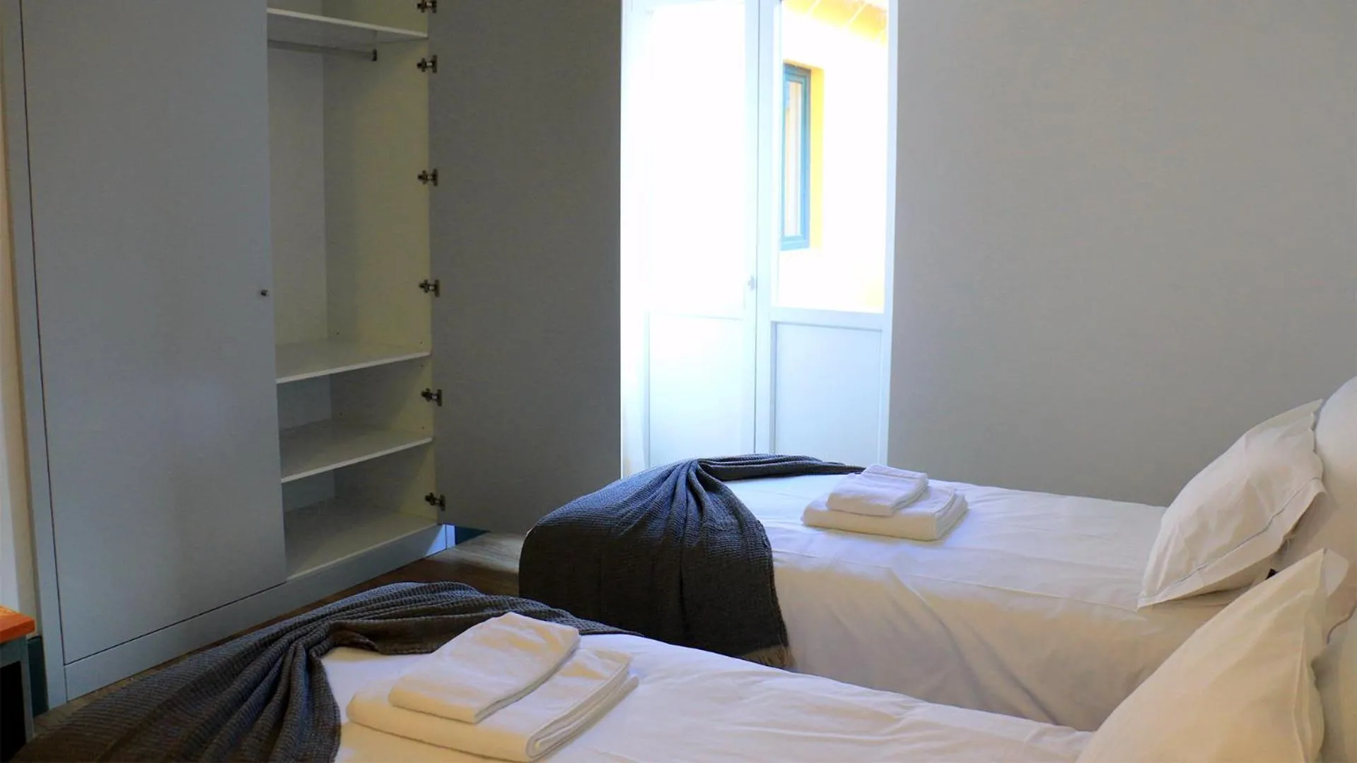 Communal lounge/ TV room, Bed in Aliança café & hostel