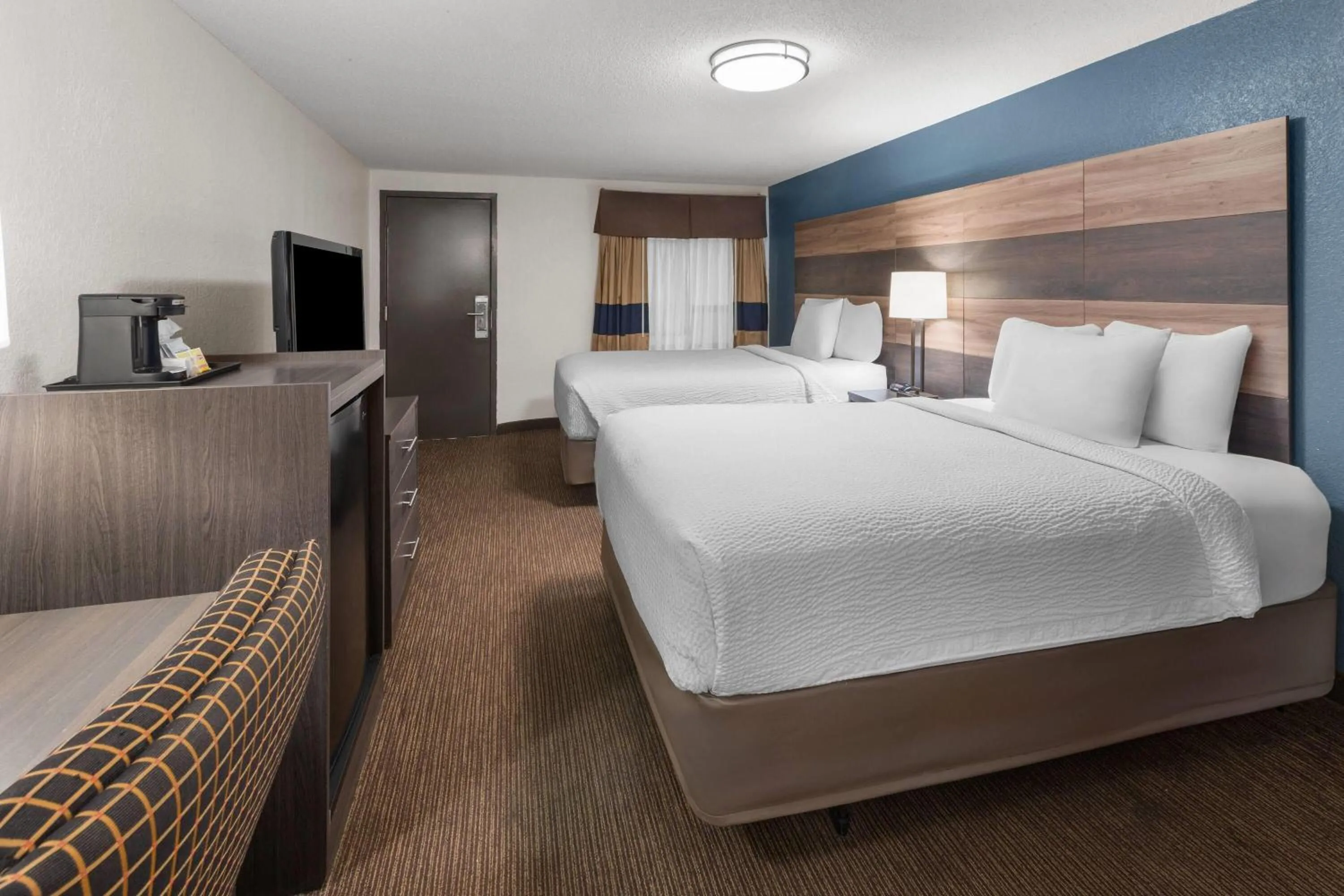 Photo of the whole room, Bed in Baymont by Wyndham Downtown Detroit