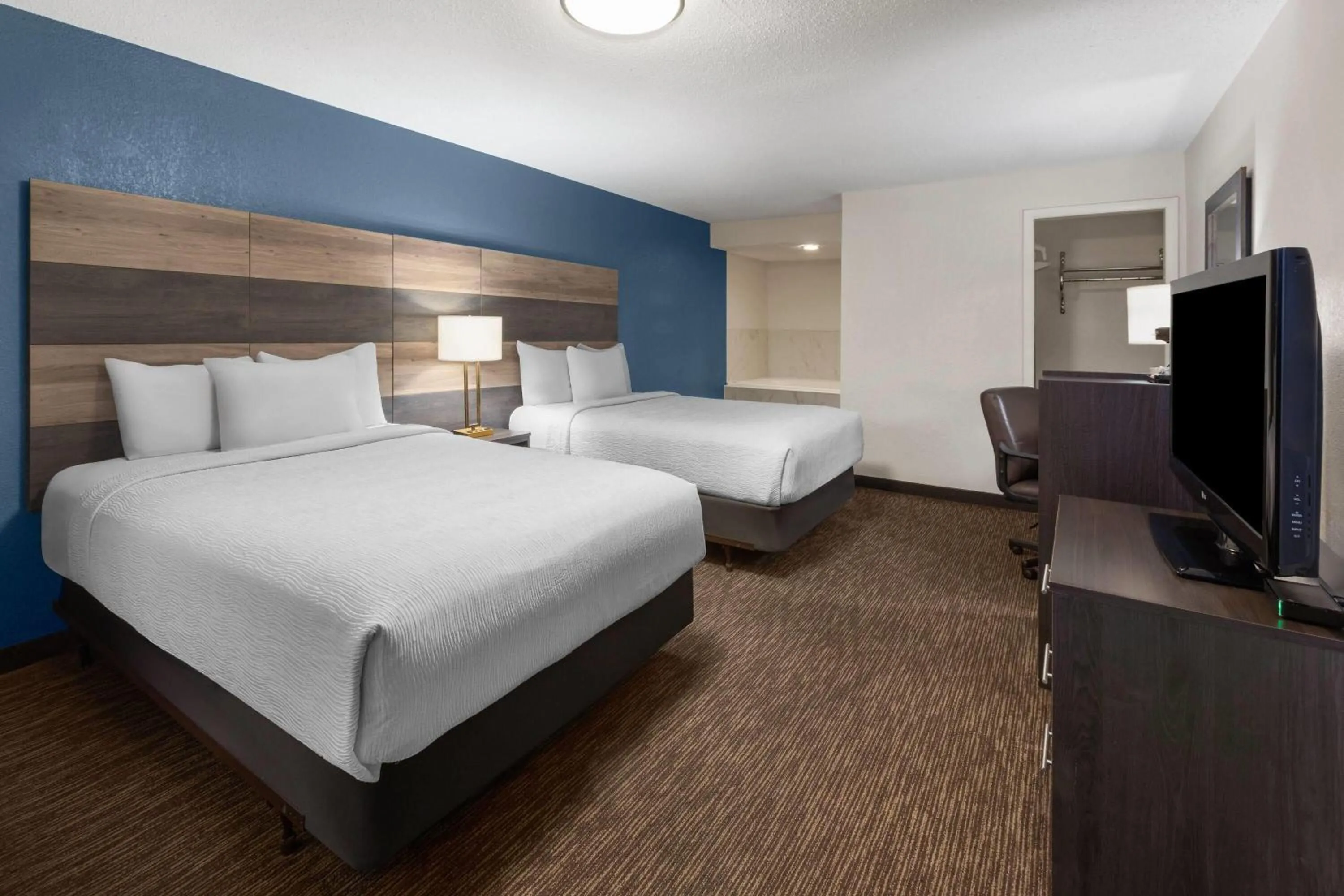 Photo of the whole room, Bed in Baymont by Wyndham Downtown Detroit