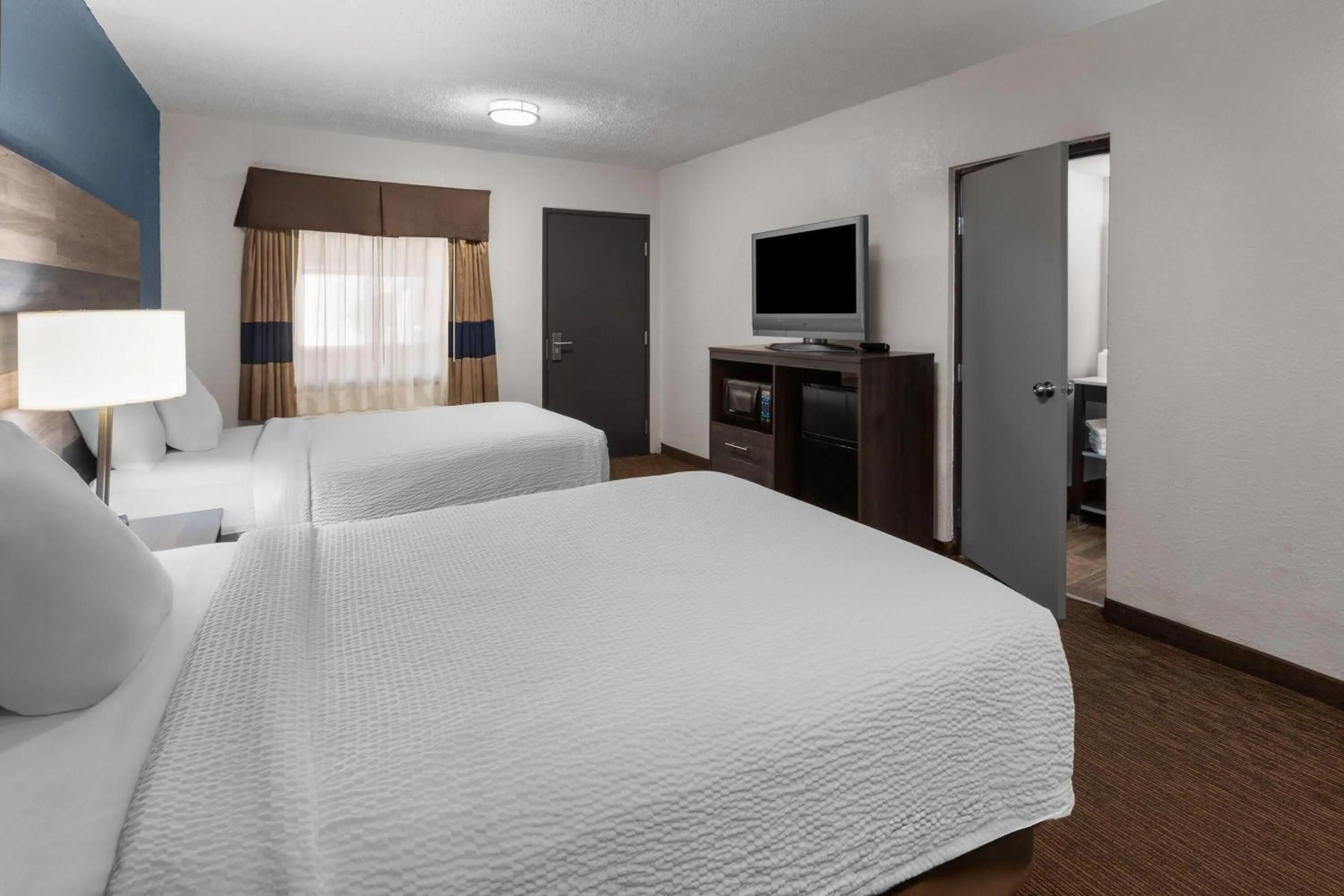 Photo of the whole room, Bed in Baymont by Wyndham Downtown Detroit