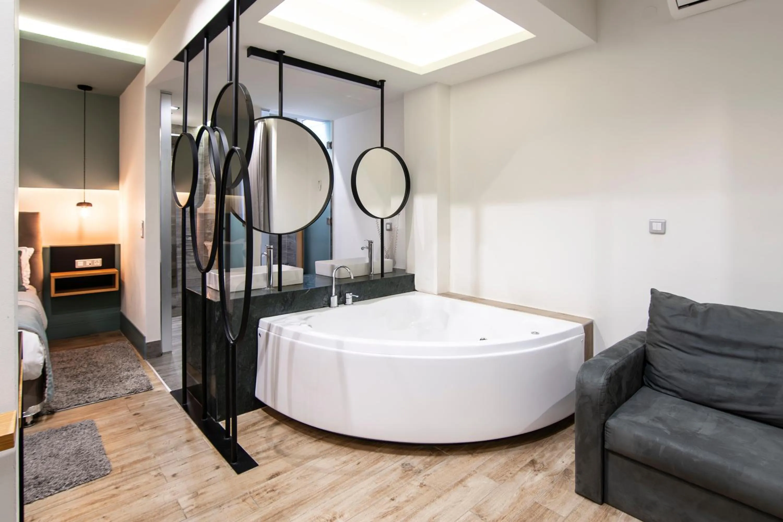 Bathroom, Bed in Thalassa Apart Hotel